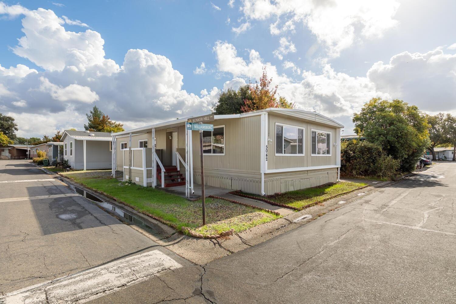 Photo of 5042 Williamsburg Ln in North Highlands, CA