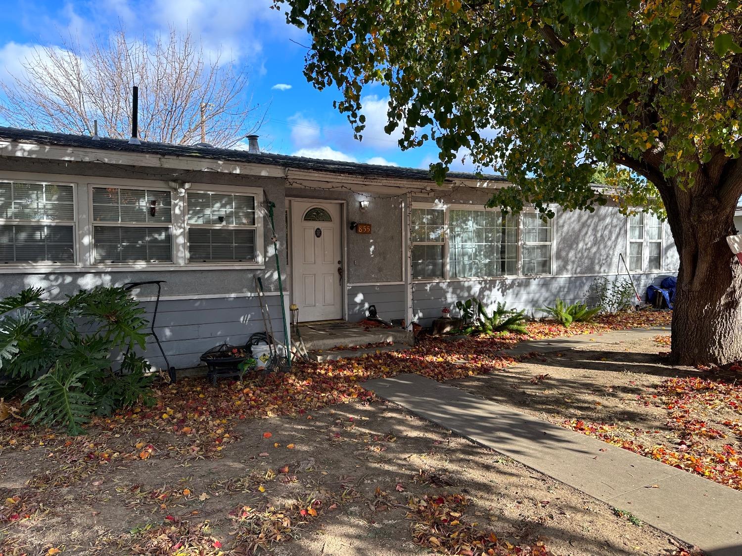 Photo of 855 Toyon Ln in Patterson, CA