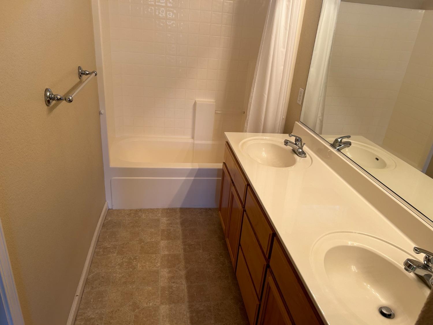 Detail Gallery Image 12 of 38 For 4137 Fern Grove Ct, Modesto,  CA 95356 - 4 Beds | 3/1 Baths