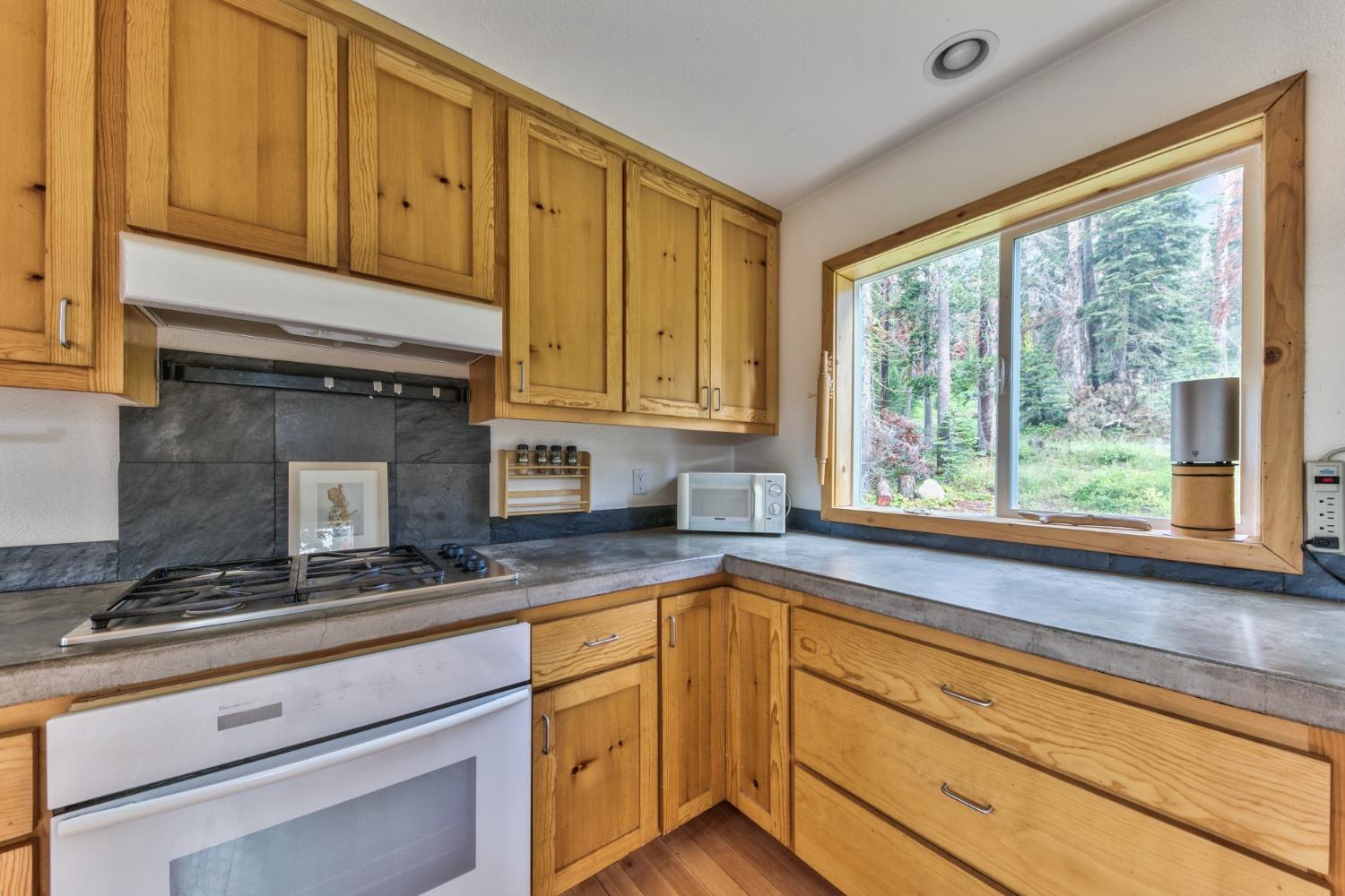Detail Gallery Image 9 of 28 For 8745 Johnson Pass Rd, South Lake Tahoe,  CA 96150 - 3 Beds | 1 Baths