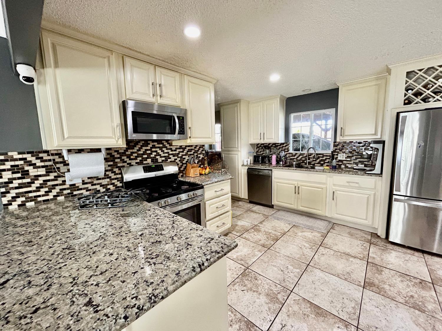 Detail Gallery Image 13 of 21 For 1181 Robert Dr, Yuba City,  CA 95993 - 3 Beds | 2 Baths