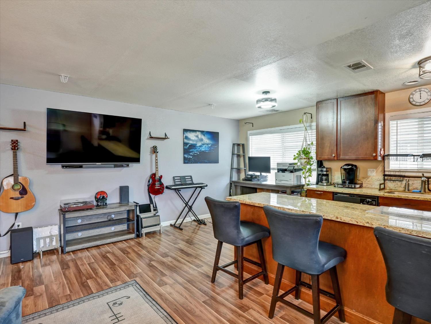 Detail Gallery Image 6 of 17 For 2141 Chrysler Drive #4,  Modesto,  CA 95350 - 2 Beds | 1 Baths