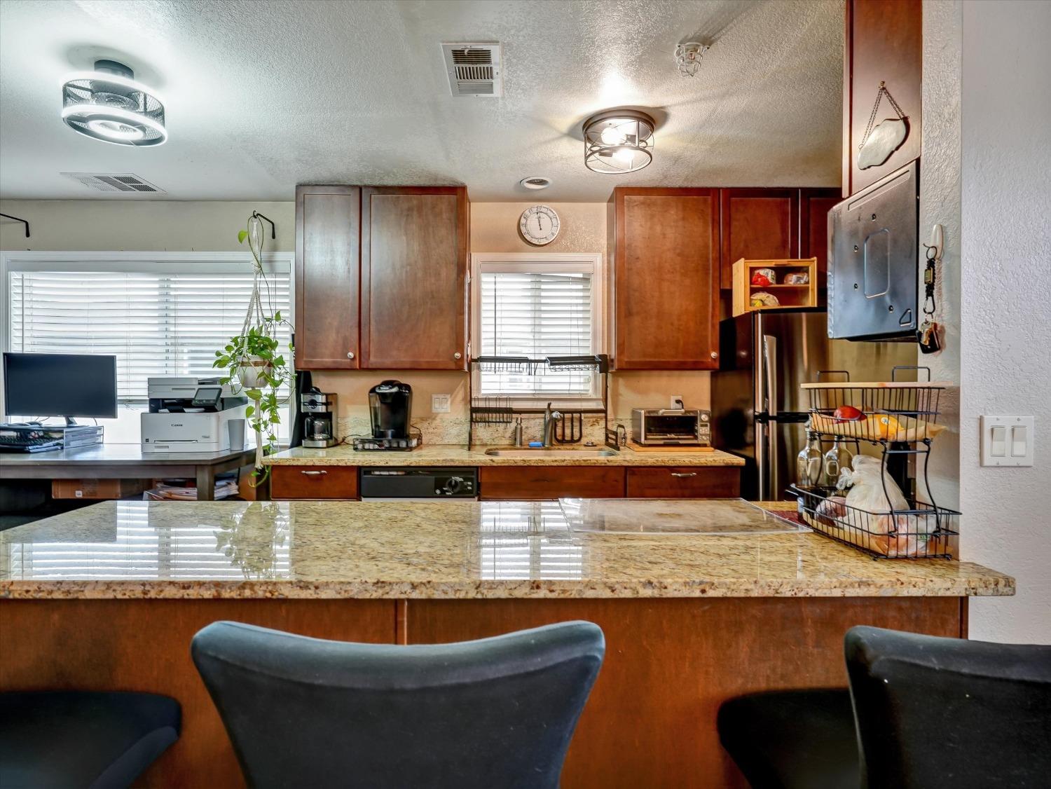 Detail Gallery Image 3 of 17 For 2141 Chrysler Drive #4,  Modesto,  CA 95350 - 2 Beds | 1 Baths