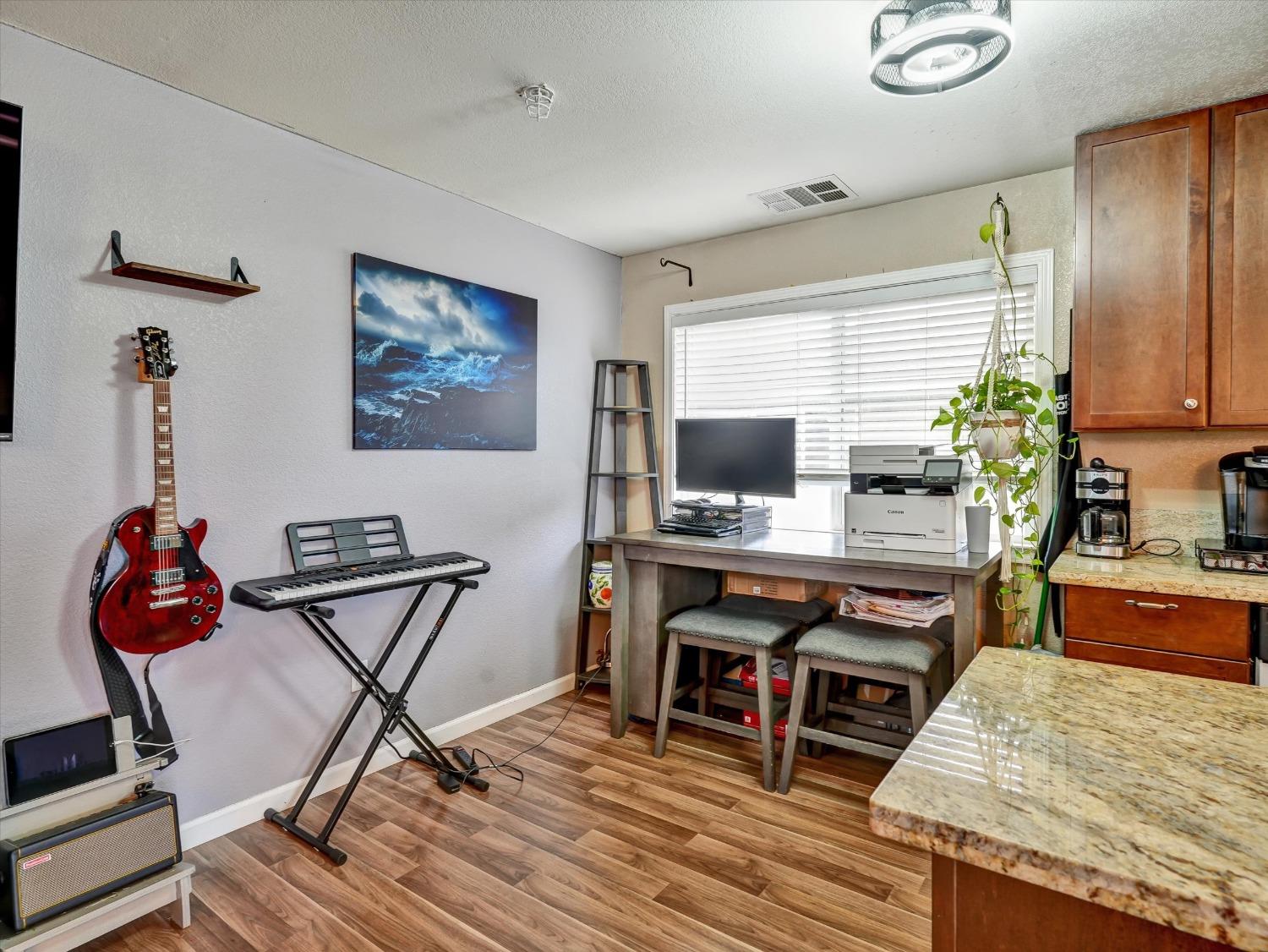 Detail Gallery Image 8 of 17 For 2141 Chrysler Drive #4,  Modesto,  CA 95350 - 2 Beds | 1 Baths