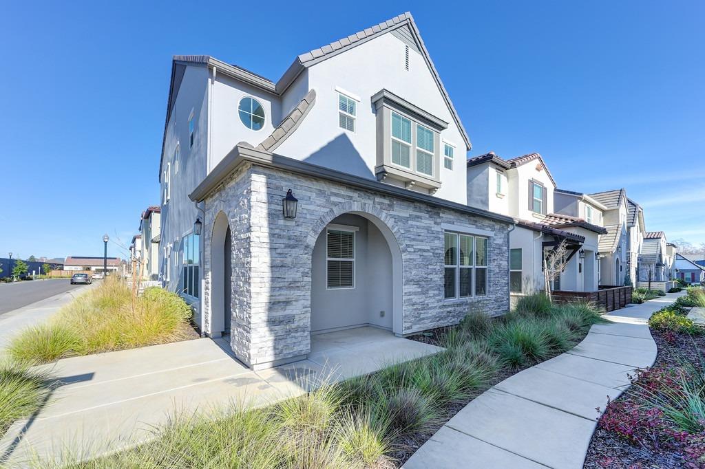 Detail Gallery Image 1 of 1 For 2326 Bronze Star Way, Sacramento,  CA 95818 - 3 Beds | 2/1 Baths