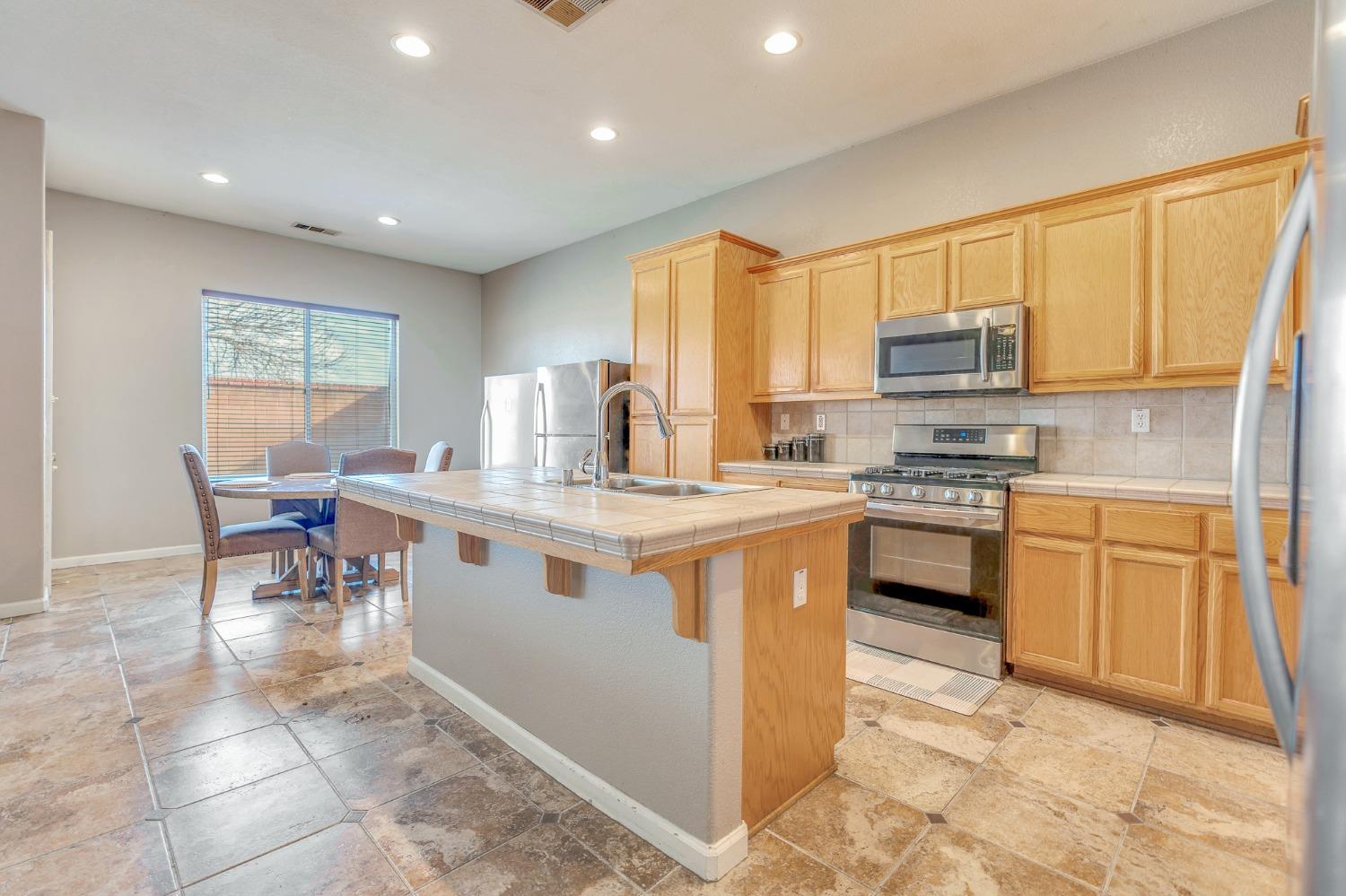 Detail Gallery Image 27 of 63 For 244 Murano St, Los Banos,  CA 93635 - 3 Beds | 2 Baths