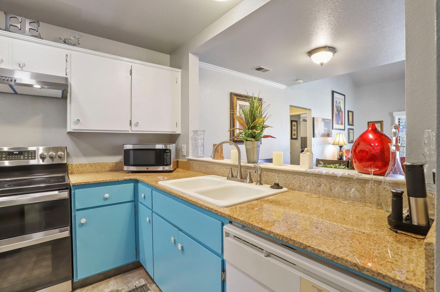 Detail Gallery Image 4 of 23 For 2401 Eilers Ln #106,  Lodi,  CA 95242 - 2 Beds | 2 Baths