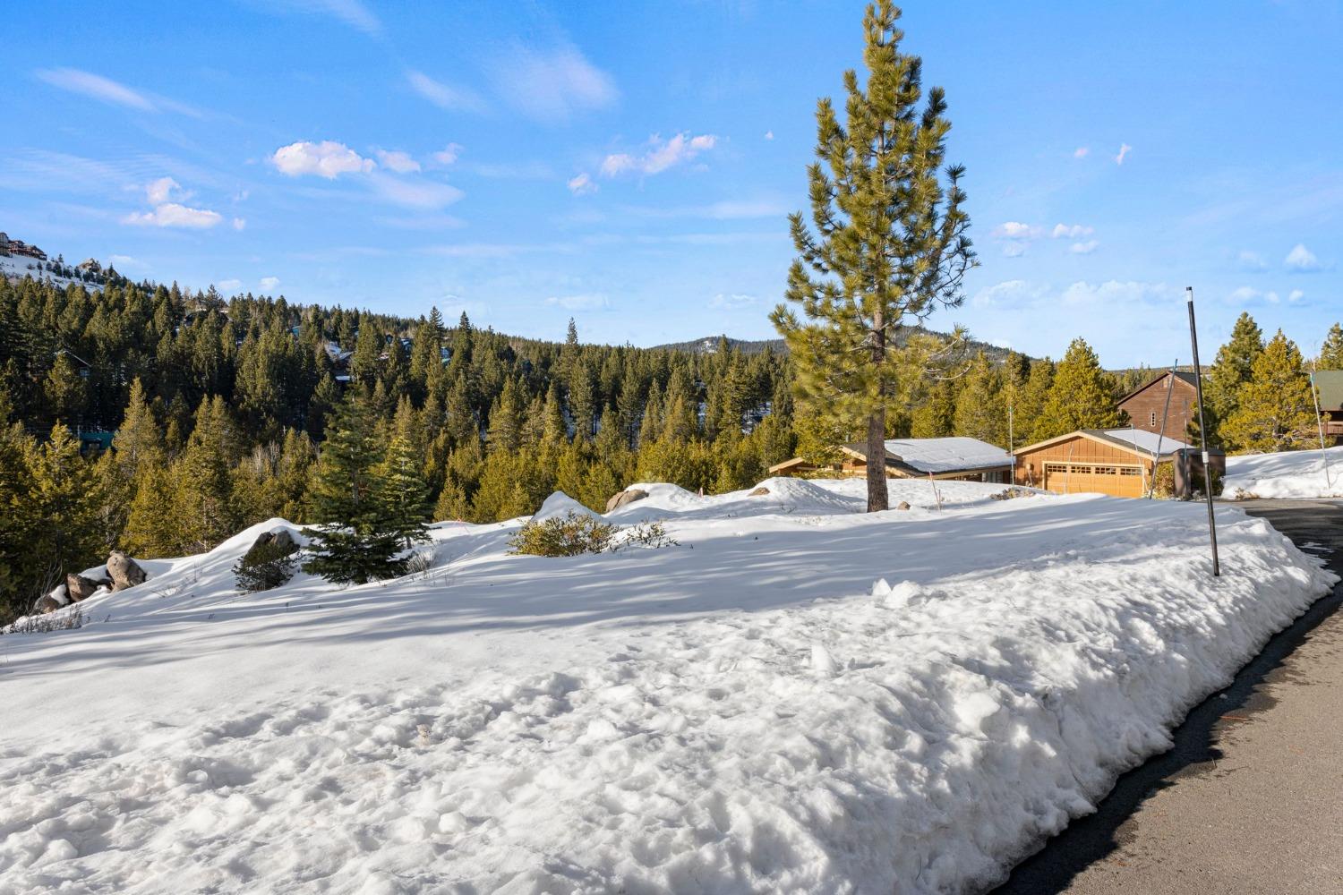 Detail Gallery Image 2 of 37 For 13439 Hillside Dr, Truckee,  CA 96161 - – Beds | – Baths