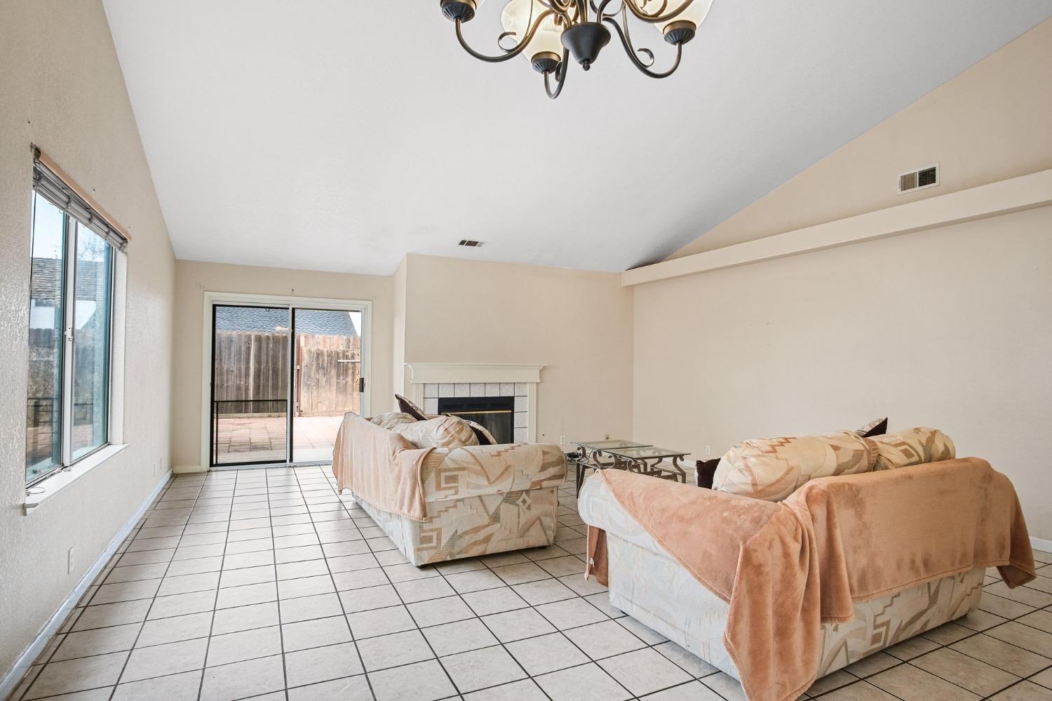 Detail Gallery Image 7 of 27 For 1709 Kansas Ave, Modesto,  CA 95358 - 3 Beds | 2 Baths