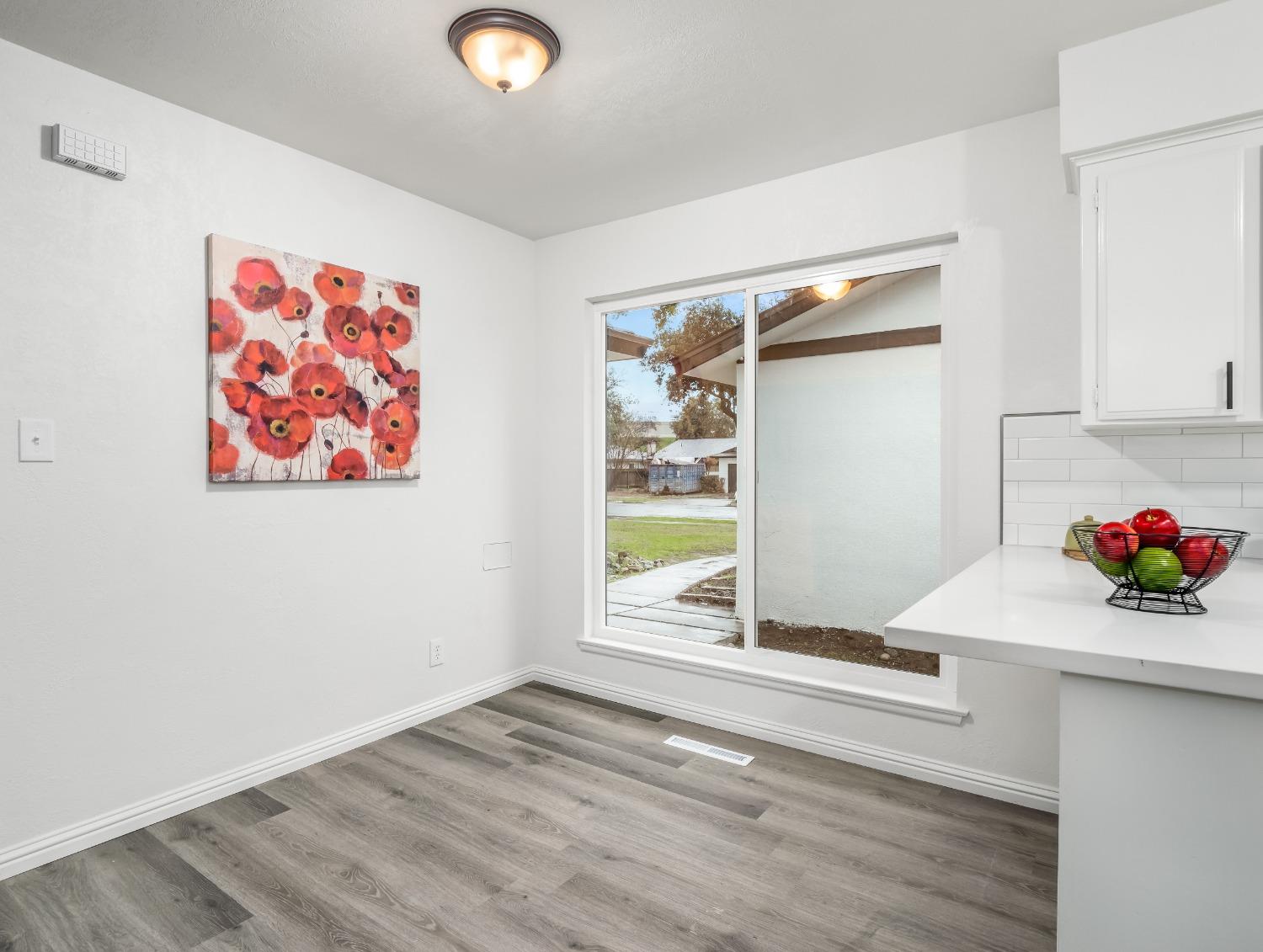 Detail Gallery Image 10 of 25 For 4818 E San Gabriel Ave, Fresno,  CA 93726 - 3 Beds | 2 Baths