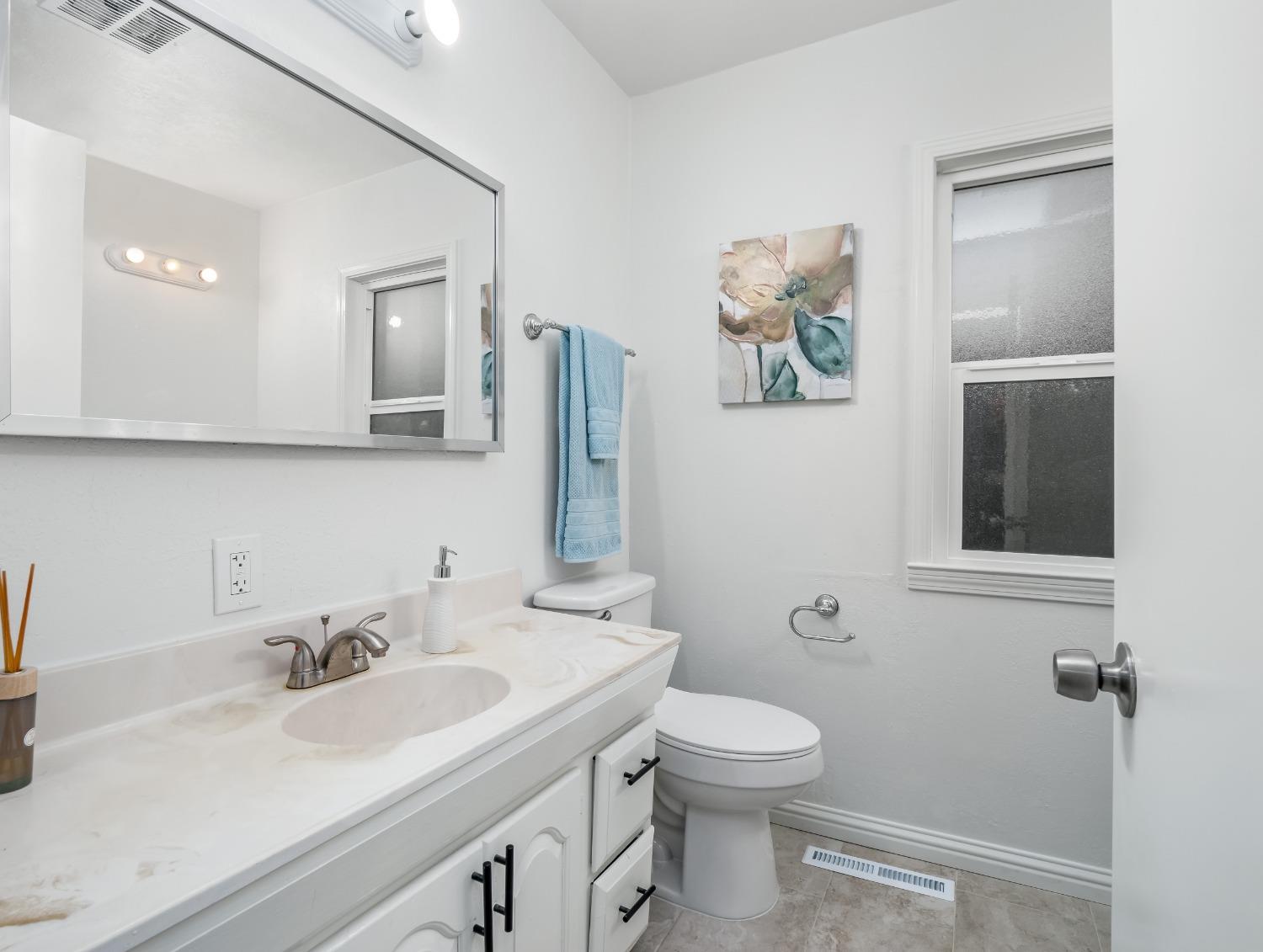 Detail Gallery Image 16 of 25 For 4818 E San Gabriel Ave, Fresno,  CA 93726 - 3 Beds | 2 Baths