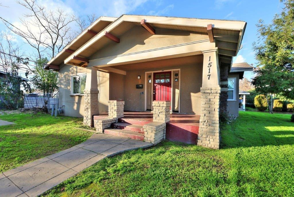 Cute Craftsman bungalow in the Del Paso Blvd arts district. This home has the historic charm with mo