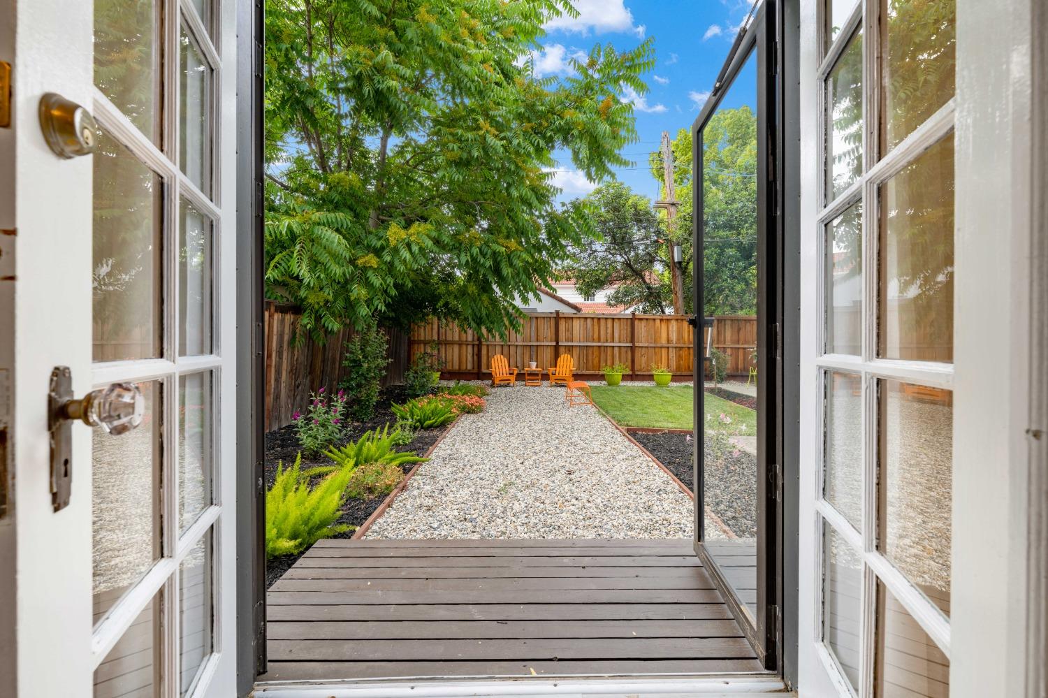 Detail Gallery Image 21 of 44 For 2741 Sutterville Rd, Sacramento,  CA 95820 - 4 Beds | 2 Baths