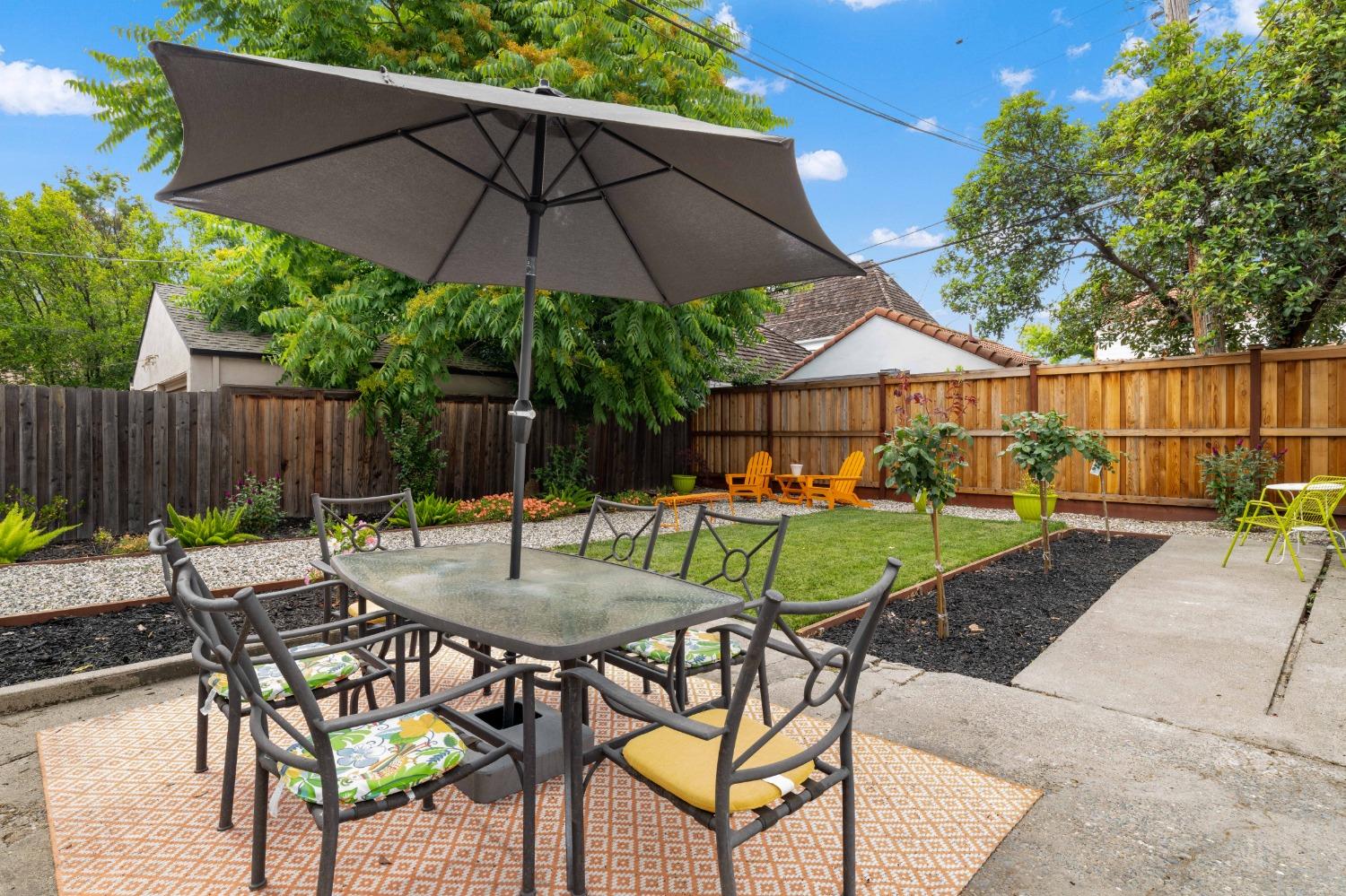 Detail Gallery Image 4 of 44 For 2741 Sutterville Rd, Sacramento,  CA 95820 - 4 Beds | 2 Baths