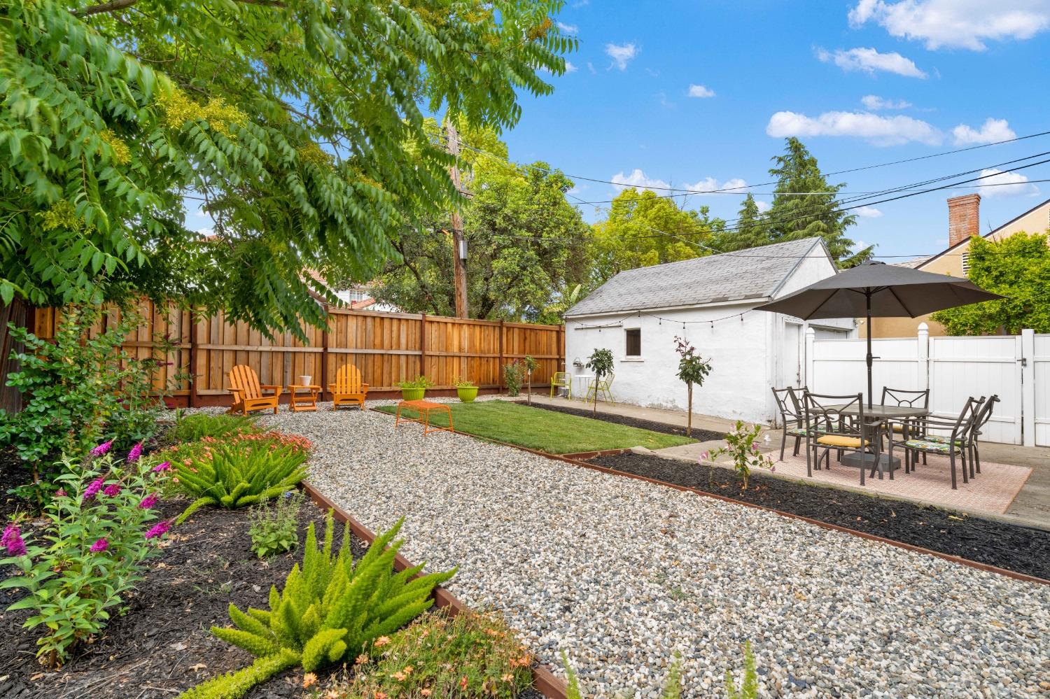 Detail Gallery Image 7 of 44 For 2741 Sutterville Rd, Sacramento,  CA 95820 - 4 Beds | 2 Baths