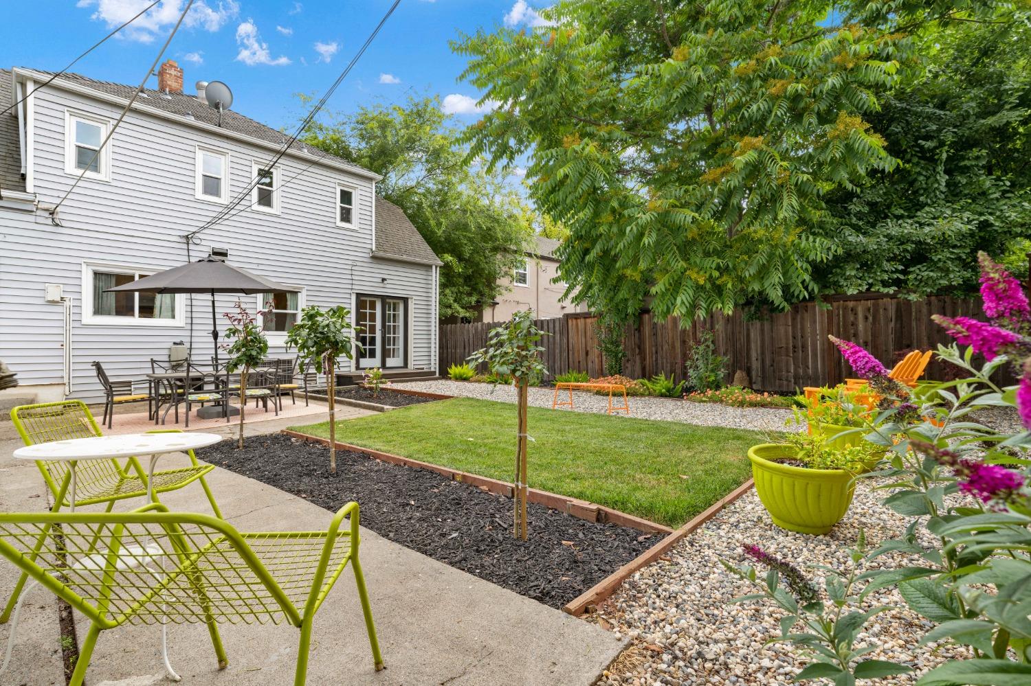Detail Gallery Image 9 of 44 For 2741 Sutterville Rd, Sacramento,  CA 95820 - 4 Beds | 2 Baths