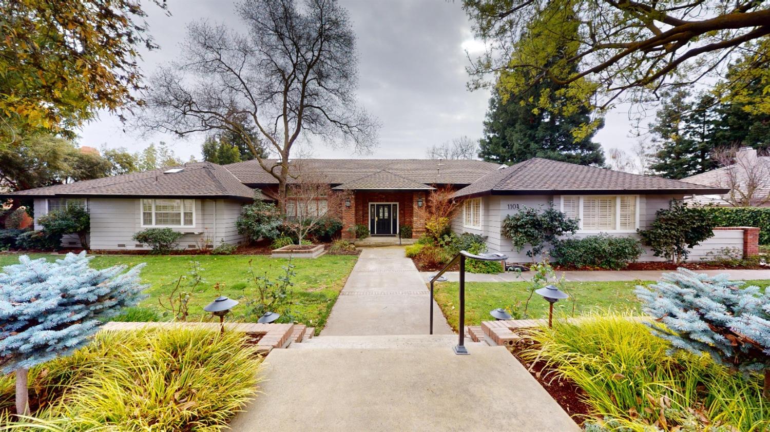 Photo of 1104 Country Club Dr in Modesto, CA