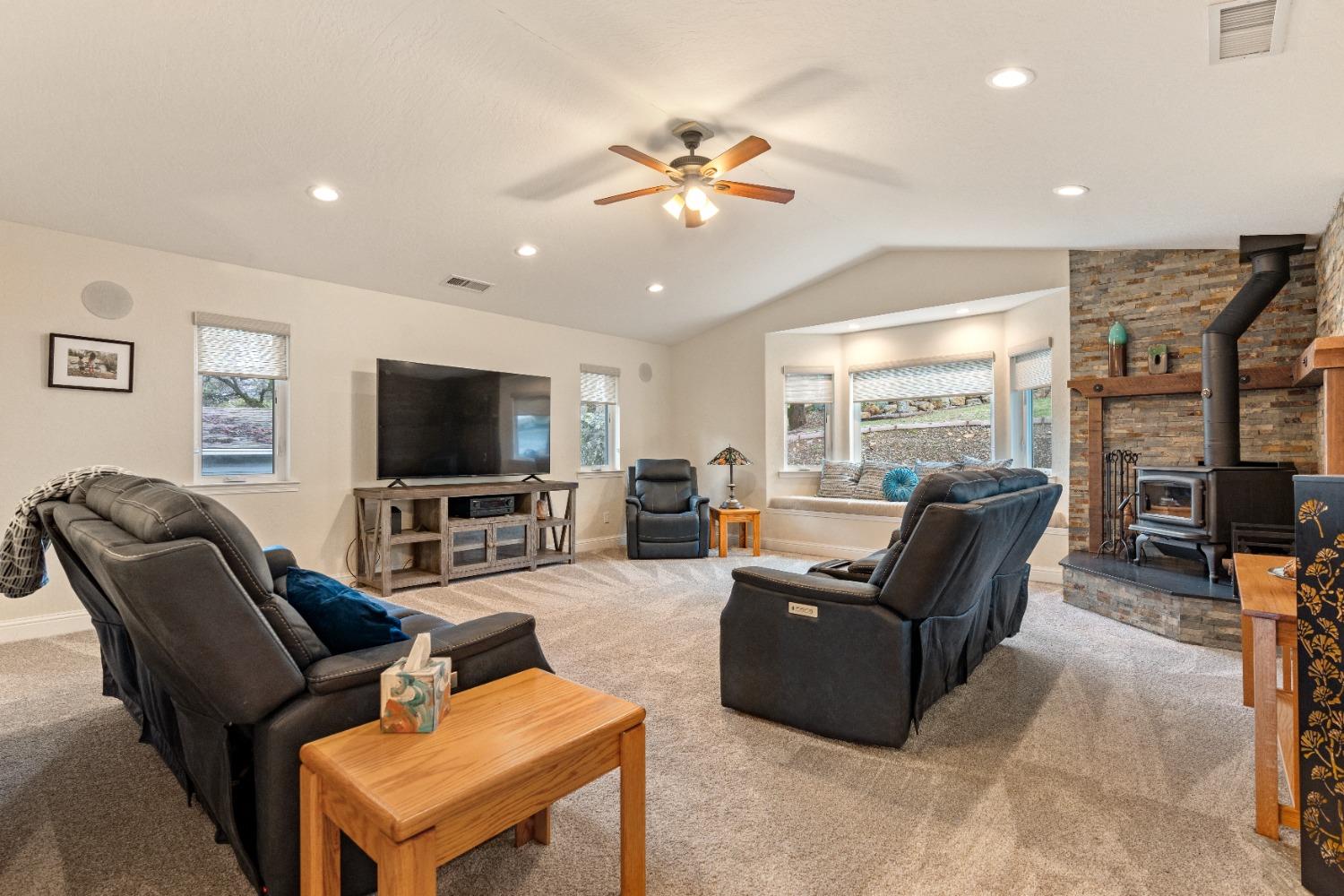 Detail Gallery Image 12 of 44 For 14294 Knobcone Dr, Penn Valley,  CA 95946 - 3 Beds | 2 Baths