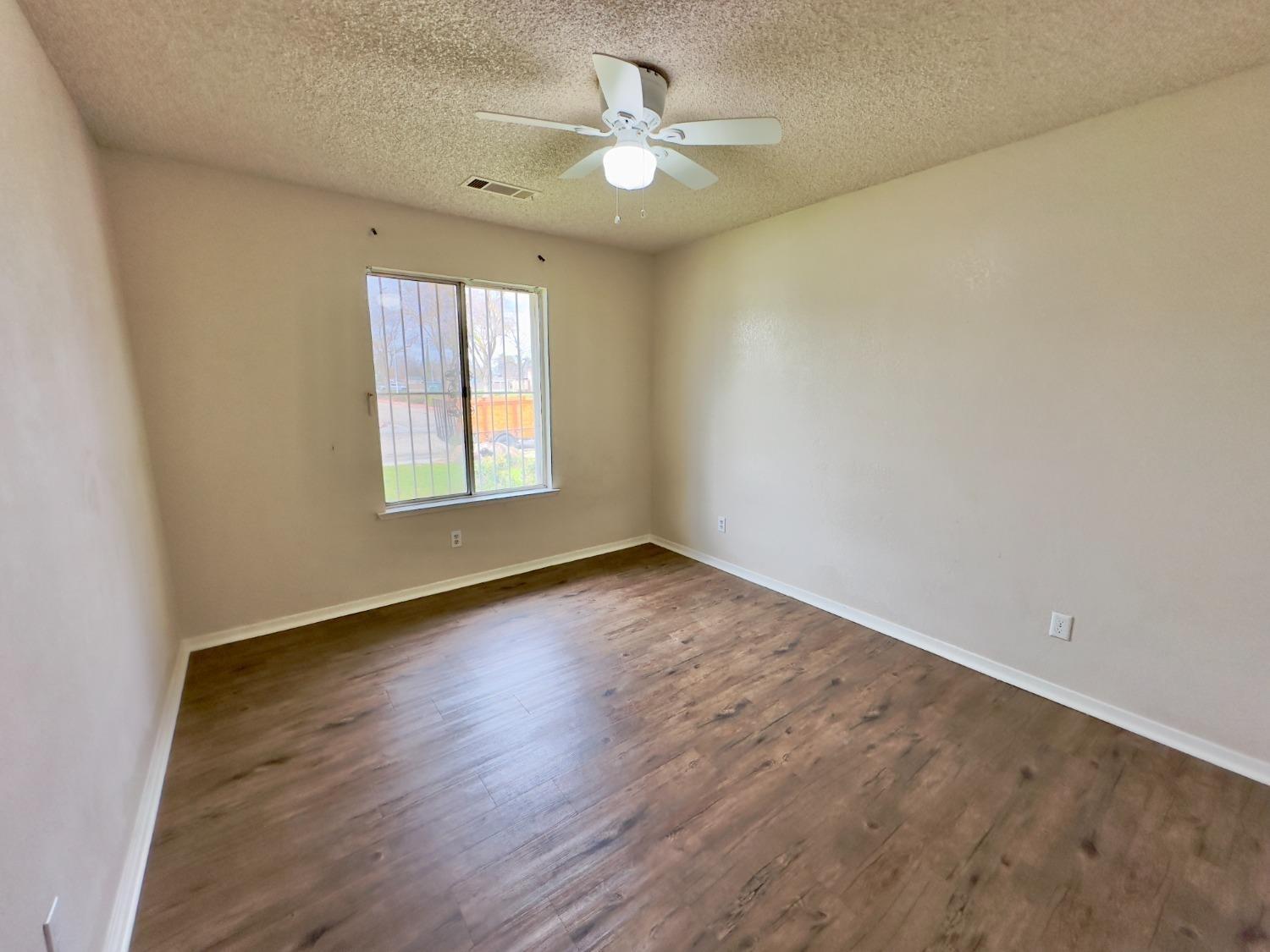 Detail Gallery Image 9 of 17 For 232 N Adrian Ave, Fresno,  CA 93727 - 3 Beds | 2 Baths