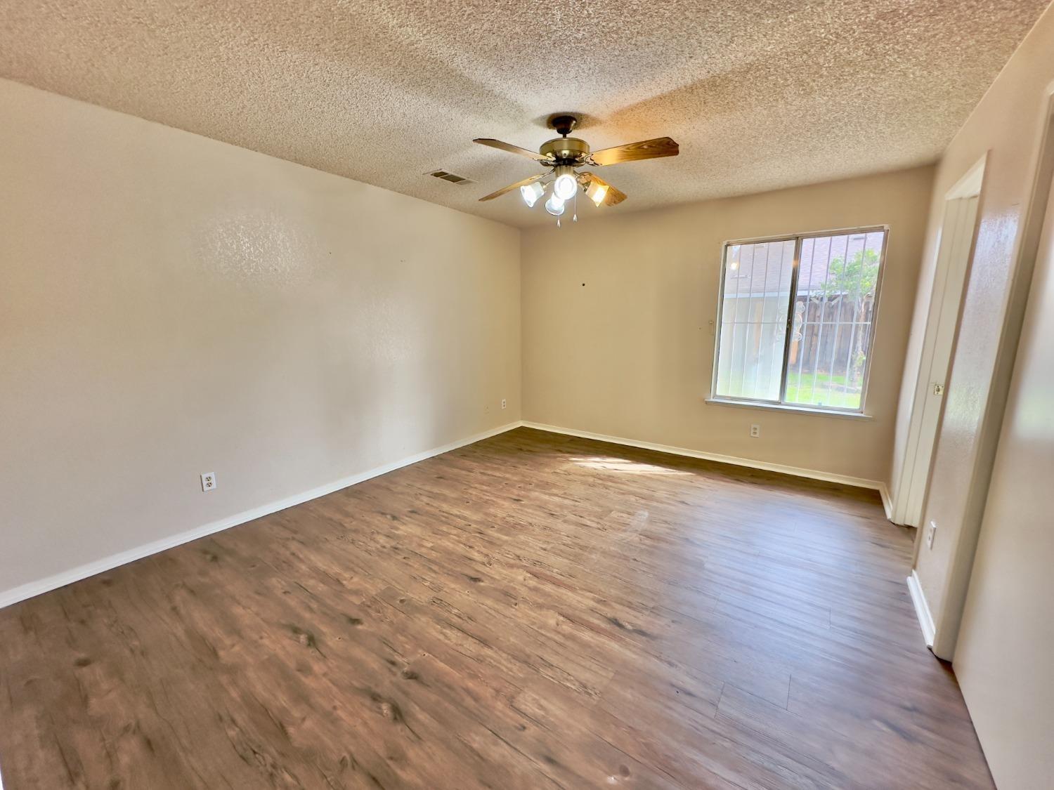 Detail Gallery Image 11 of 17 For 232 N Adrian Ave, Fresno,  CA 93727 - 3 Beds | 2 Baths