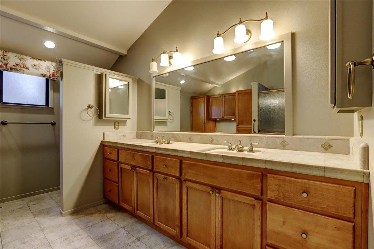 Detail Gallery Image 9 of 50 For 13883 Ginger Loop, Penn Valley,  CA 95946 - 3 Beds | 2 Baths