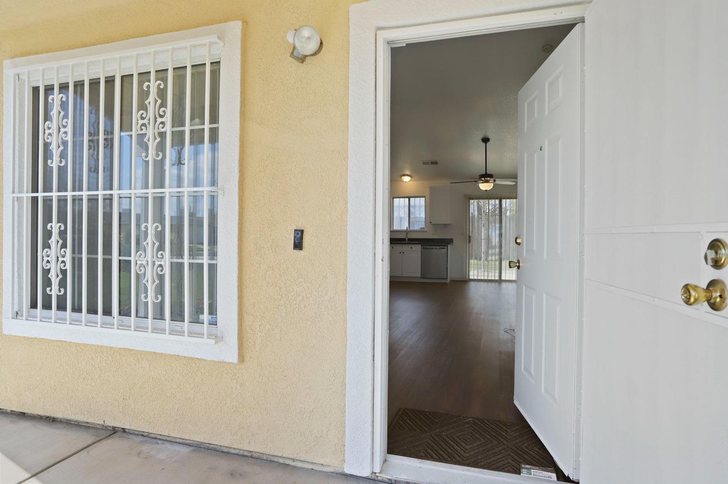 Detail Gallery Image 6 of 24 For 2121 Time Square Ln, Stockton,  CA 95206 - 3 Beds | 2 Baths