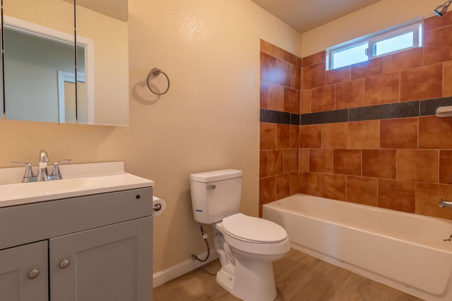 Detail Gallery Image 13 of 18 For 2142 S Laurel St, Stockton,  CA 95206 - 2 Beds | 2 Baths