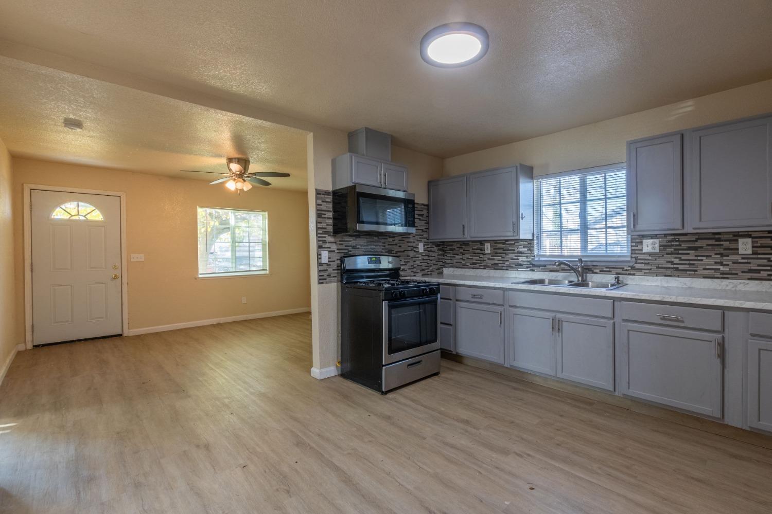 Detail Gallery Image 1 of 18 For 2142 S Laurel St, Stockton,  CA 95206 - 2 Beds | 2 Baths
