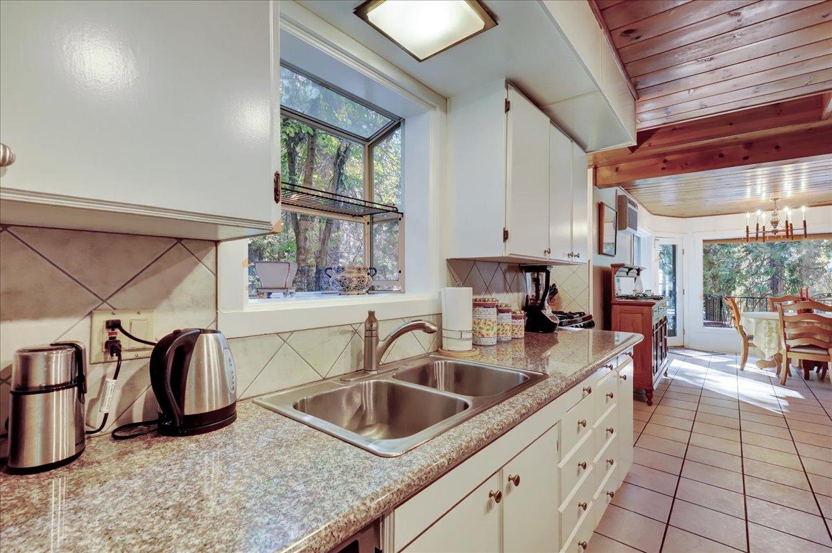 Detail Gallery Image 9 of 85 For 14322 Meadow Dr, Grass Valley,  CA 95945 - 3 Beds | 2 Baths