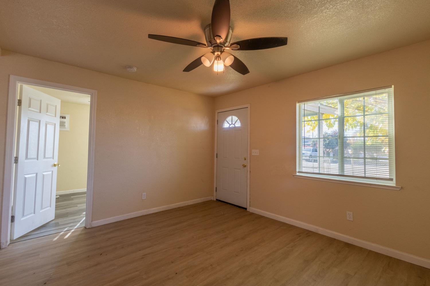 Detail Gallery Image 6 of 18 For 2142 S Laurel St, Stockton,  CA 95206 - 2 Beds | 2 Baths