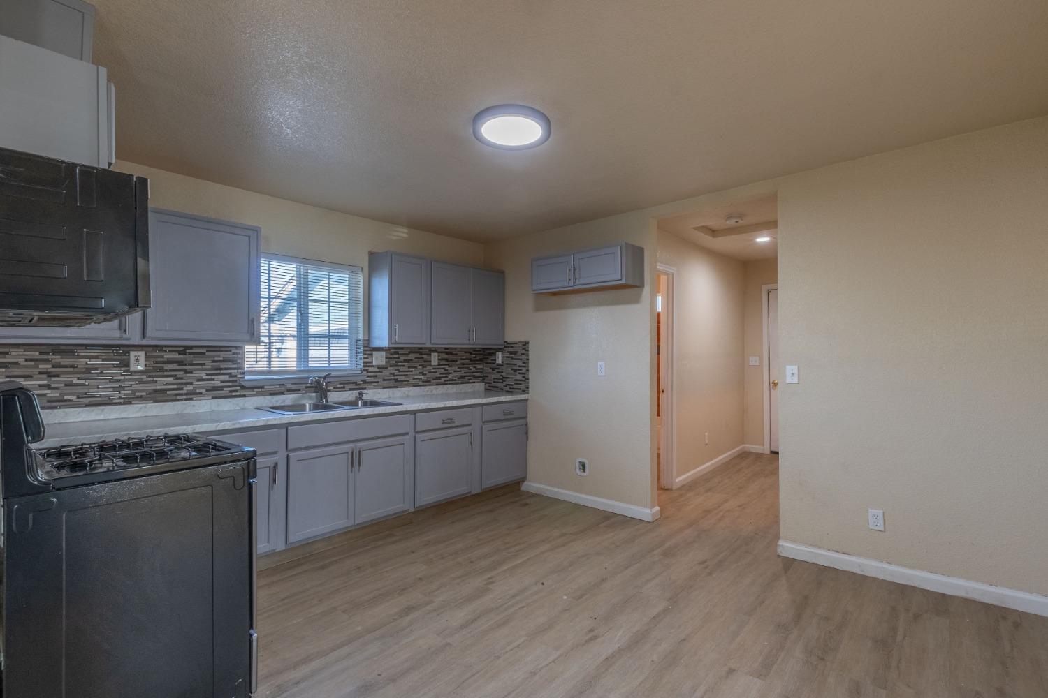 Detail Gallery Image 9 of 18 For 2142 S Laurel St, Stockton,  CA 95206 - 2 Beds | 2 Baths