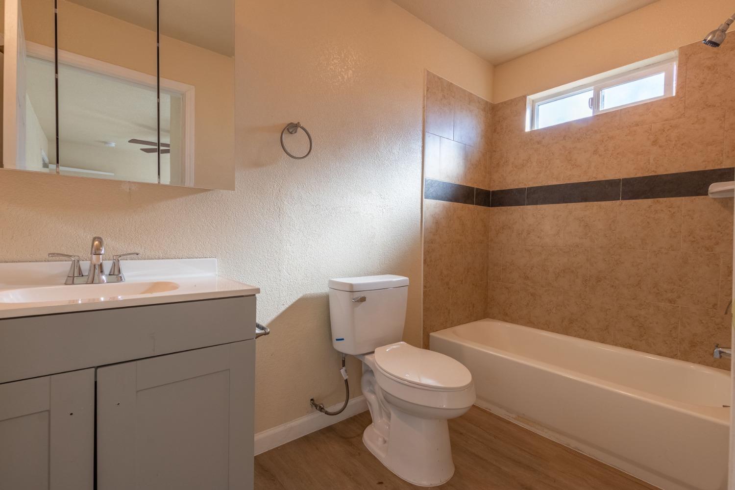 Detail Gallery Image 11 of 18 For 2142 S Laurel St, Stockton,  CA 95206 - 2 Beds | 2 Baths