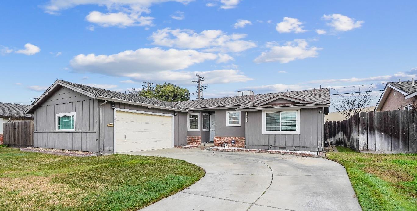 Detail Gallery Image 1 of 1 For 2065 Tokay Ave, Turlock,  CA 95380 - 3 Beds | 2 Baths