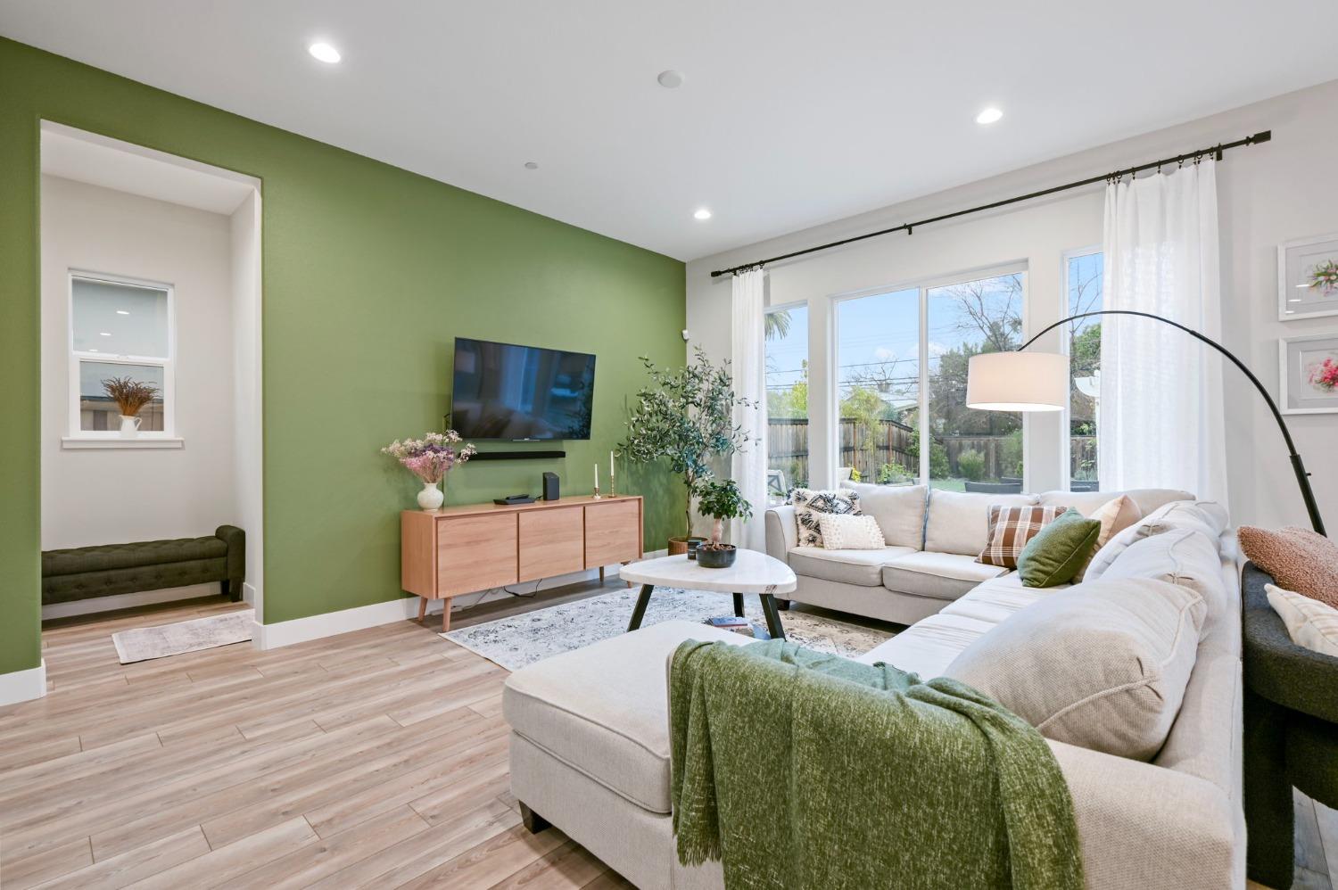 5Th Avenue, Sacramento, CA, 95818-