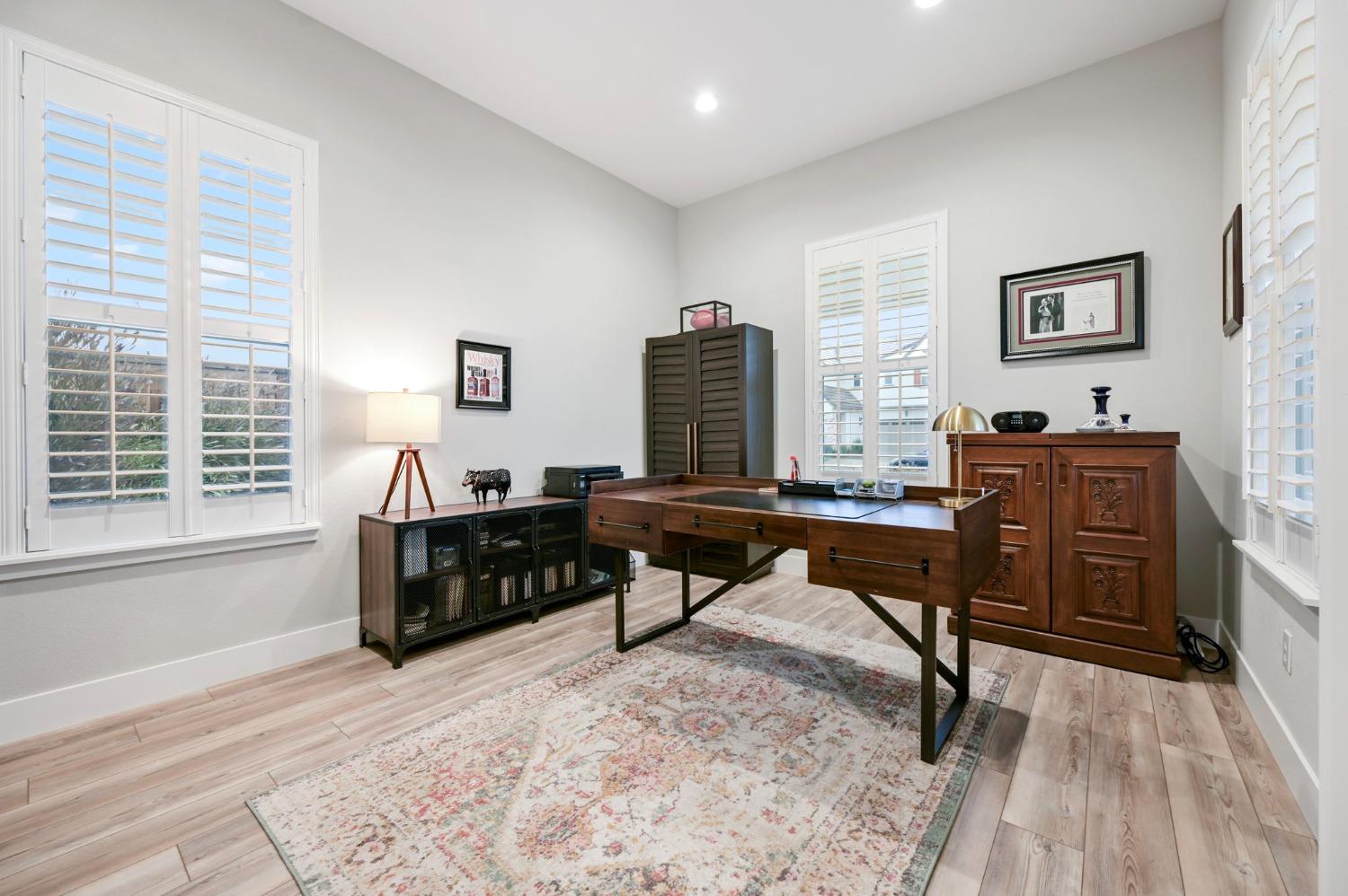 5Th Avenue, Sacramento, CA, 95818-