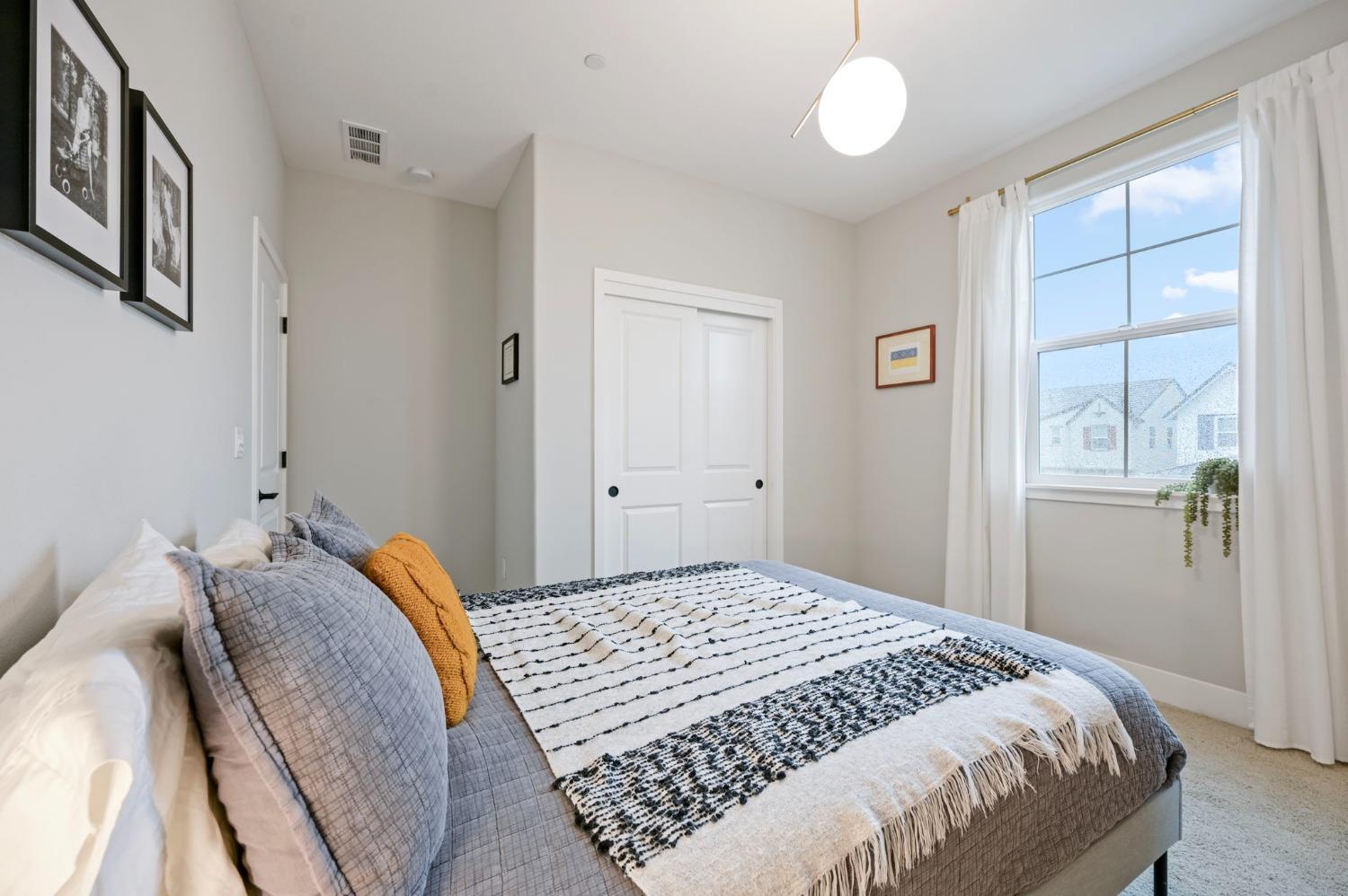 5Th Avenue, Sacramento, CA, 95818-