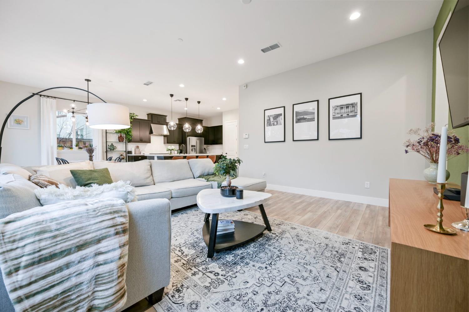 5Th Avenue, Sacramento, CA, 95818-