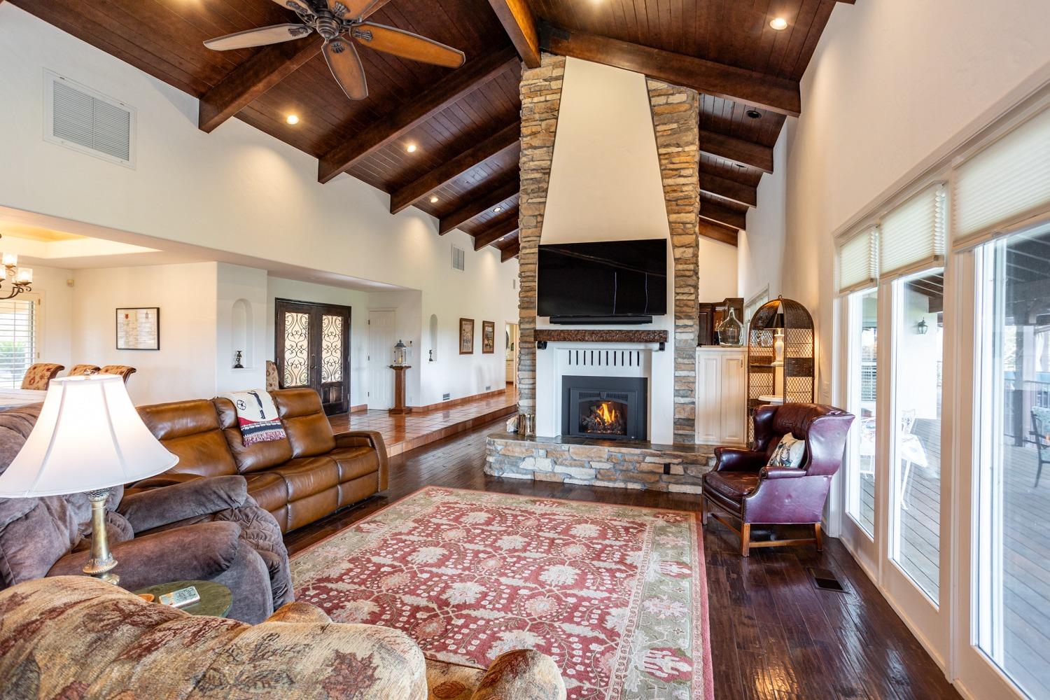 Detail Gallery Image 8 of 58 For 10247 Whitetail Dr, Oakdale,  CA 95361 - 4 Beds | 4 Baths