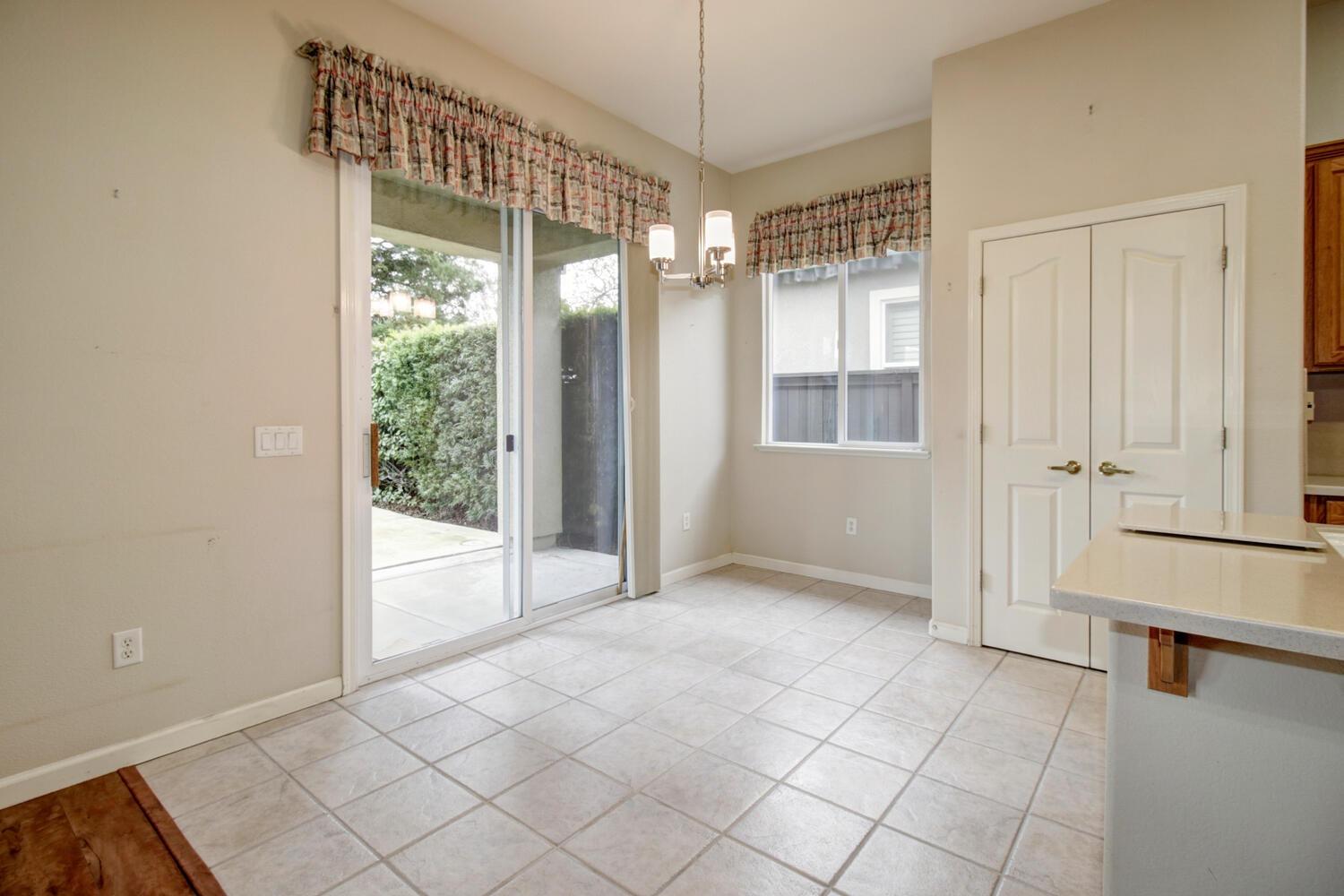 Detail Gallery Image 12 of 48 For 2817 Robinson Creek Ln, Elk Grove,  CA 95758 - 2 Beds | 2 Baths