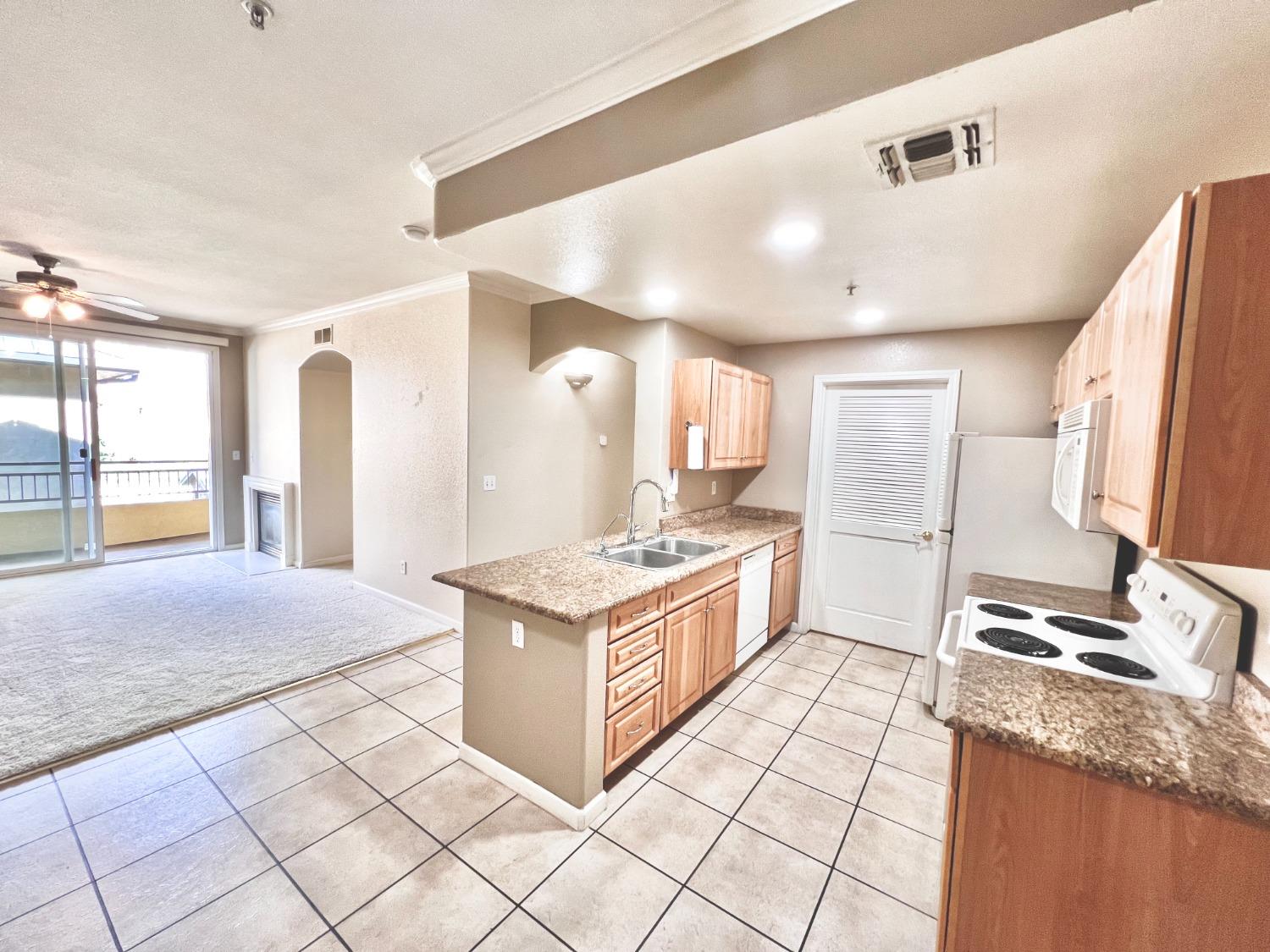 Detail Gallery Image 1 of 28 For 1360 Shady Ln #925,  Turlock,  CA 95382 - 2 Beds | 2 Baths