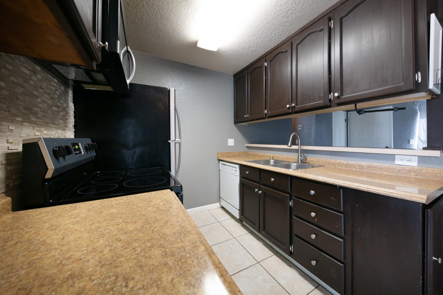 Detail Gallery Image 9 of 27 For 2524 Winchester Dr #1,  Lodi,  CA 95240 - 2 Beds | 1 Baths