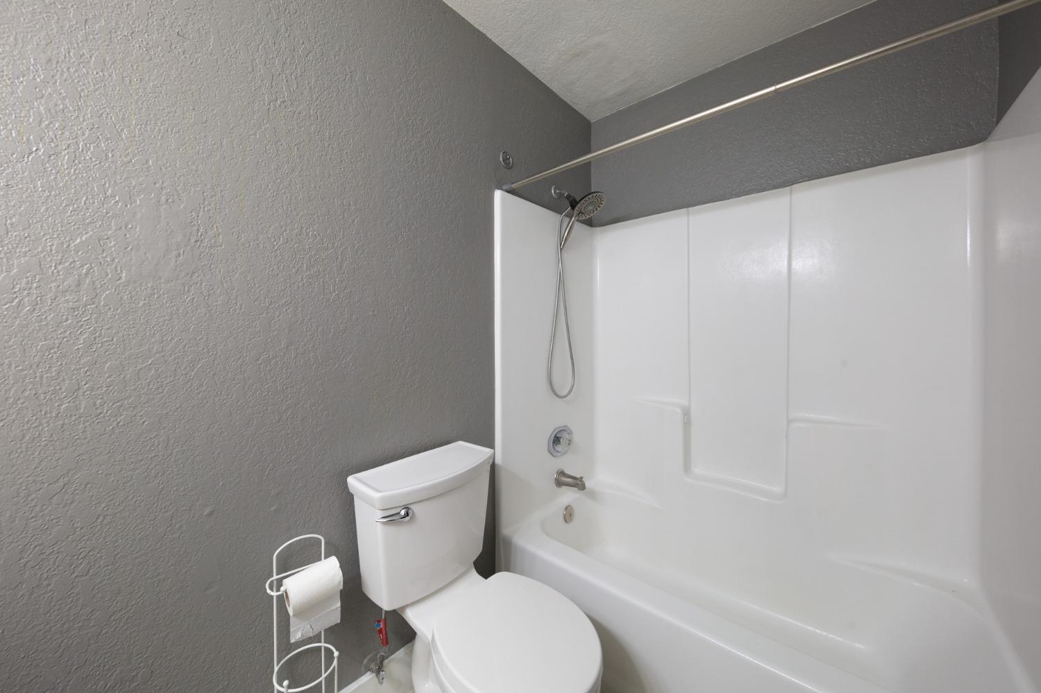 Detail Gallery Image 12 of 27 For 2524 Winchester Dr #1,  Lodi,  CA 95240 - 2 Beds | 1 Baths