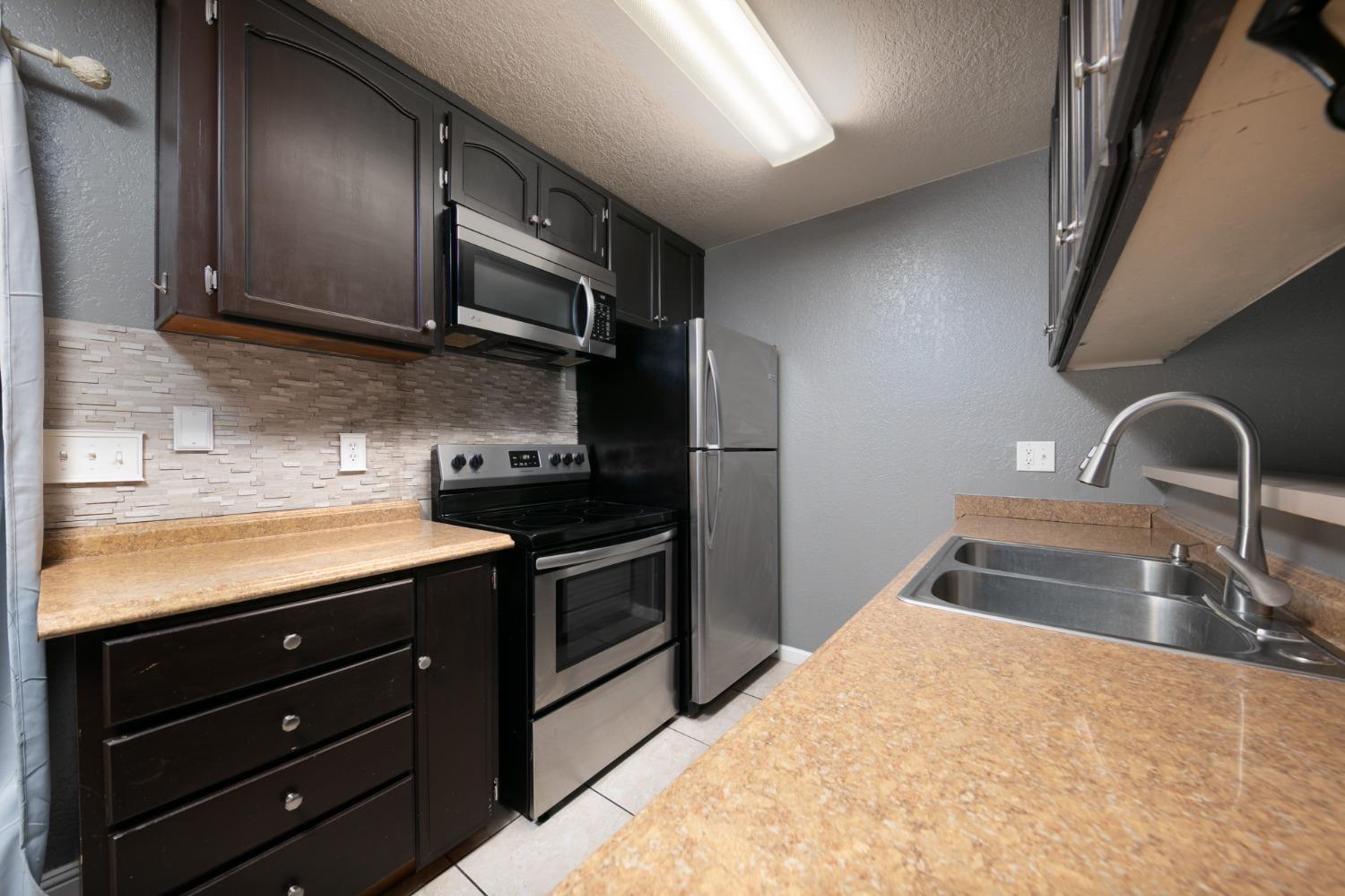 Detail Gallery Image 8 of 27 For 2524 Winchester Dr #1,  Lodi,  CA 95240 - 2 Beds | 1 Baths