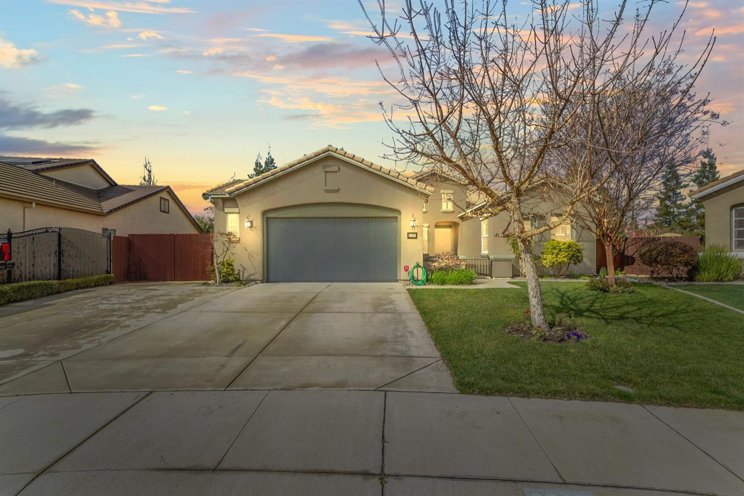 Detail Gallery Image 1 of 1 For 2597 Edgebrook Ln, Manteca,  CA 95336 - 3 Beds | 2/1 Baths