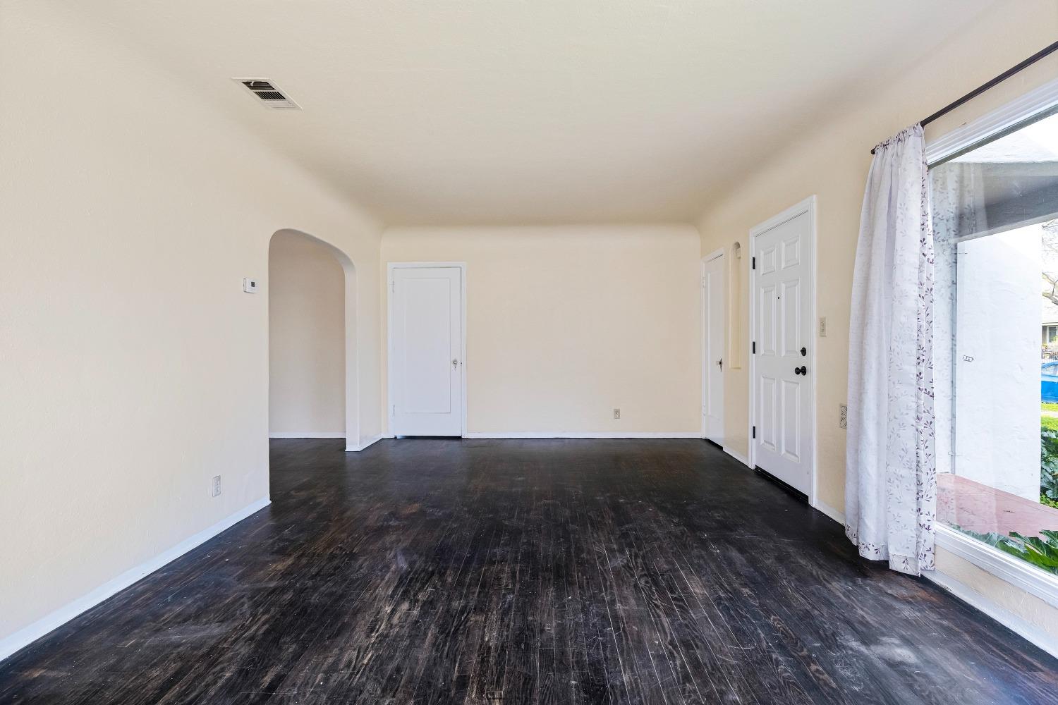Detail Gallery Image 4 of 33 For 2144 W Rose St, Stockton,  CA 95203 - 3 Beds | 2 Baths