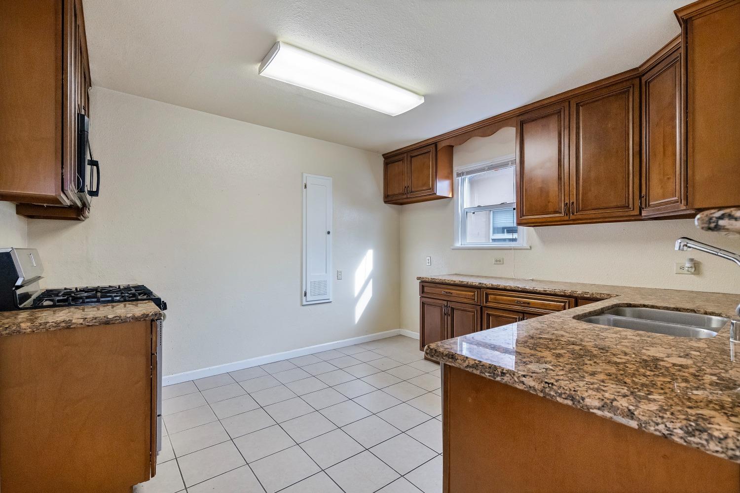 Detail Gallery Image 11 of 33 For 2144 W Rose St, Stockton,  CA 95203 - 3 Beds | 1/1 Baths