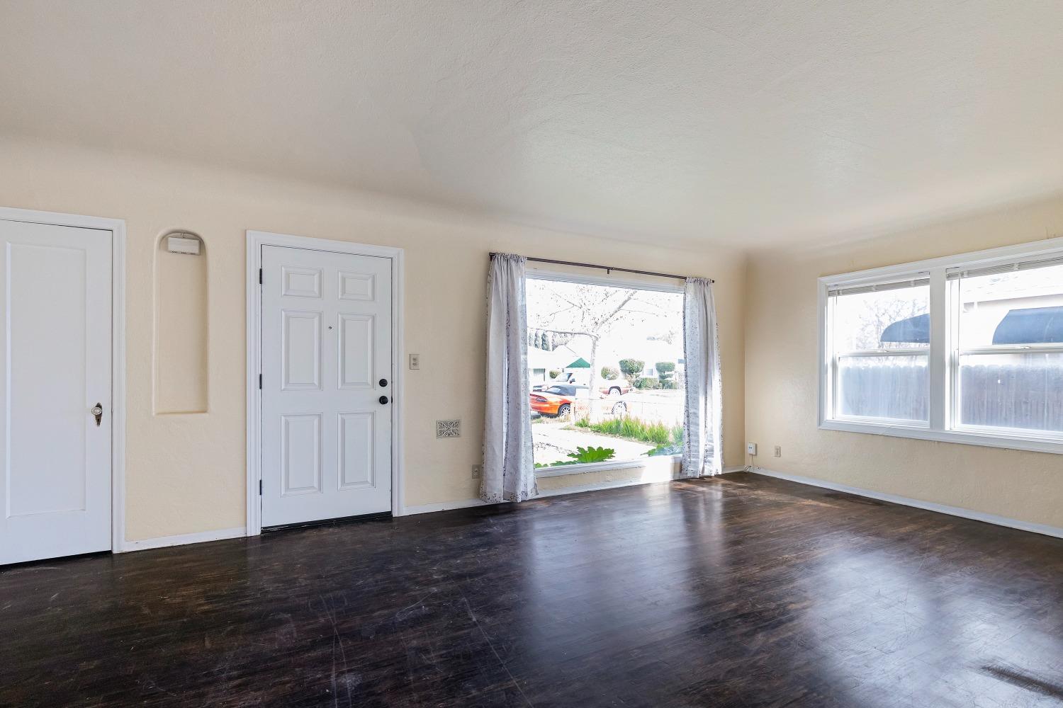 Detail Gallery Image 2 of 33 For 2144 W Rose St, Stockton,  CA 95203 - 3 Beds | 1/1 Baths