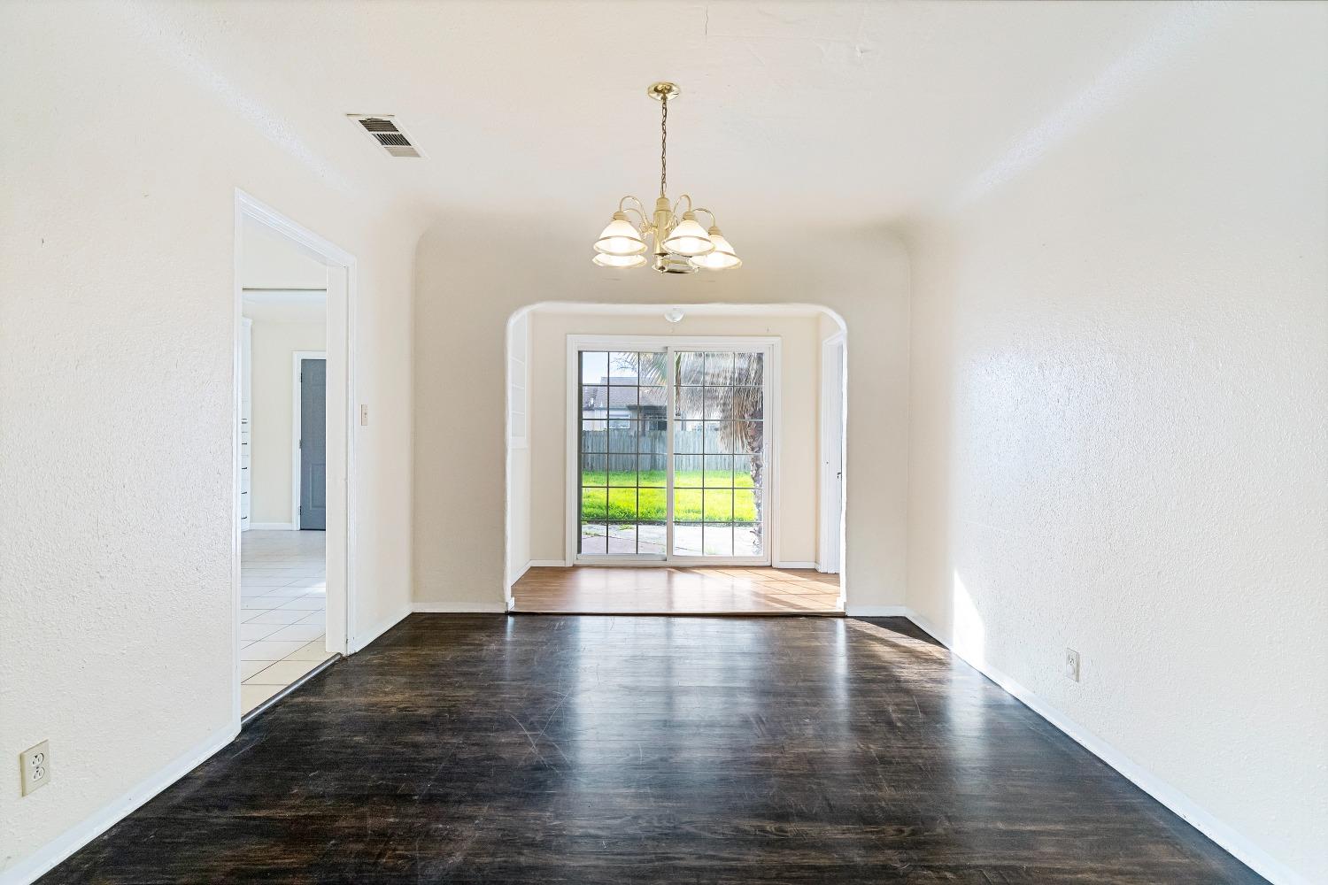 Detail Gallery Image 5 of 33 For 2144 W Rose St, Stockton,  CA 95203 - 3 Beds | 2 Baths