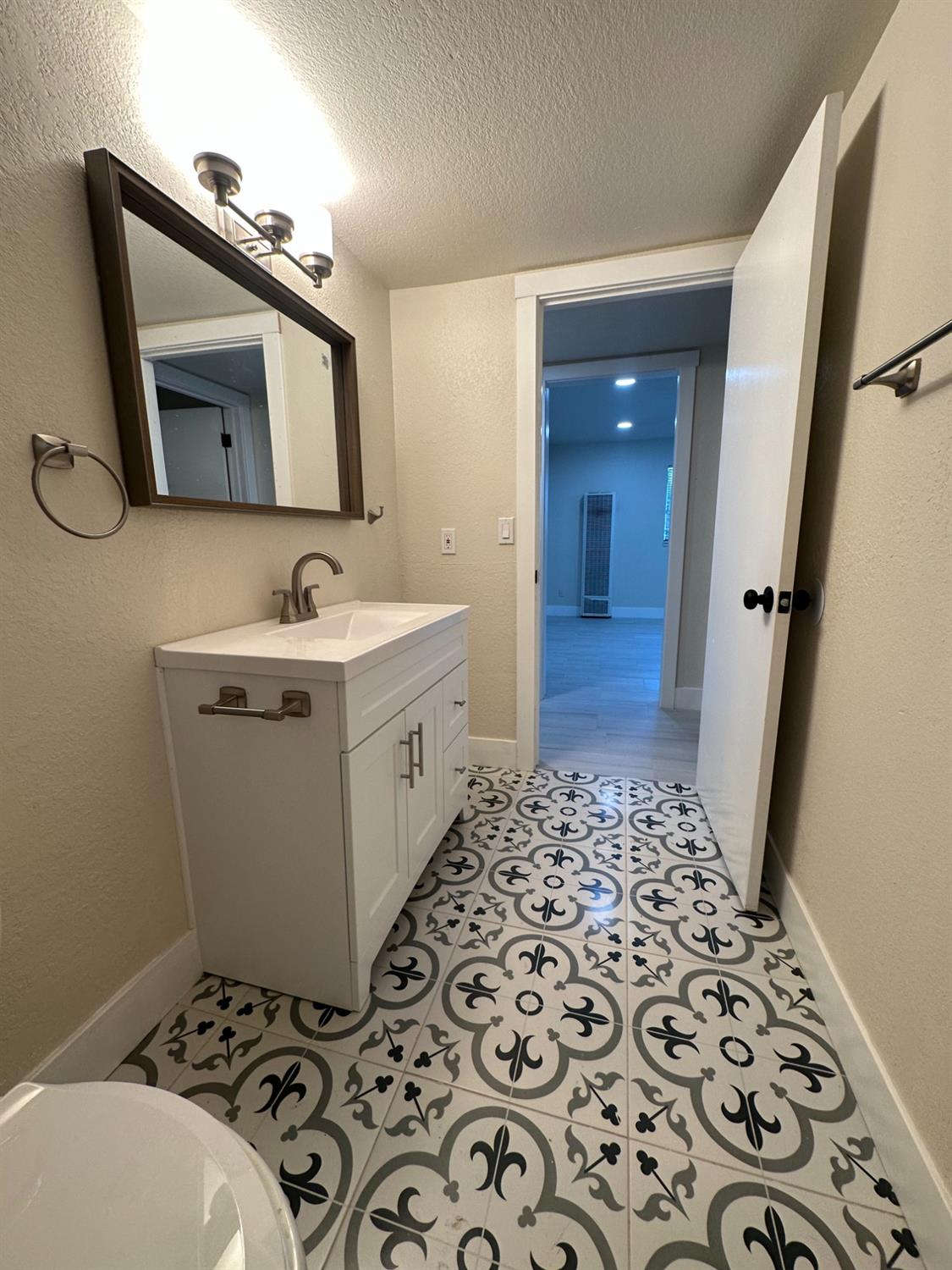 Detail Gallery Image 7 of 21 For 2400 13th St, Sacramento,  CA 95818 - 3 Beds | 1 Baths