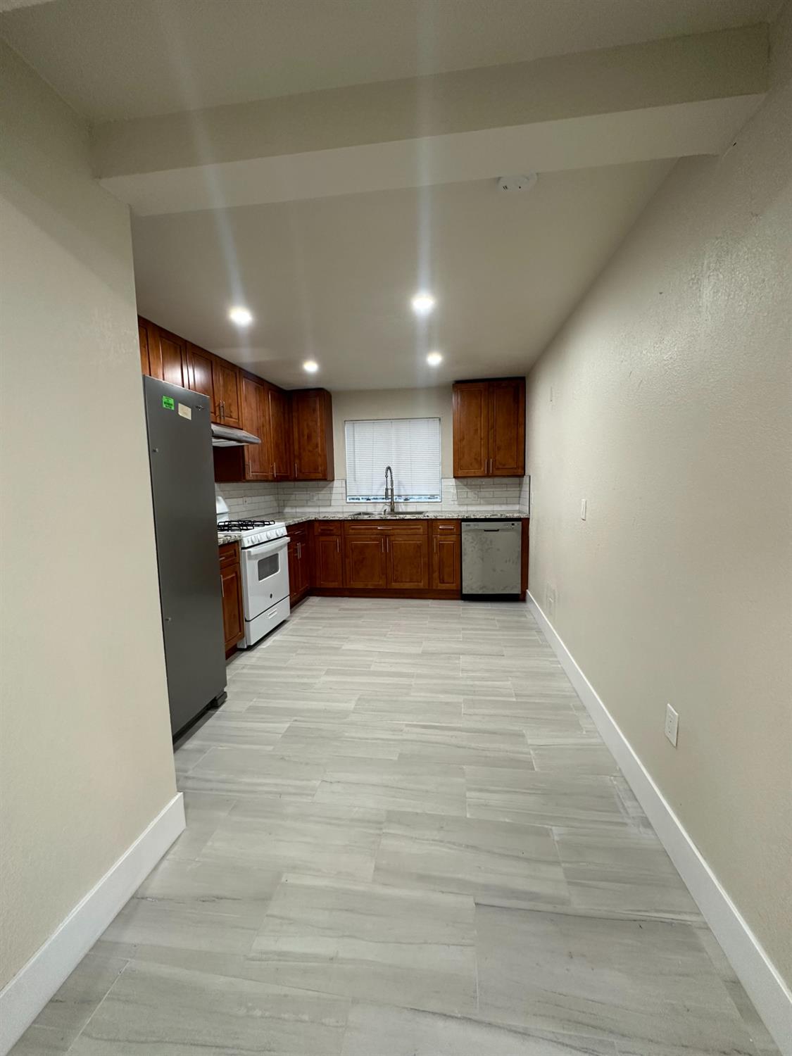 Detail Gallery Image 5 of 21 For 2400 13th St, Sacramento,  CA 95818 - 3 Beds | 1 Baths